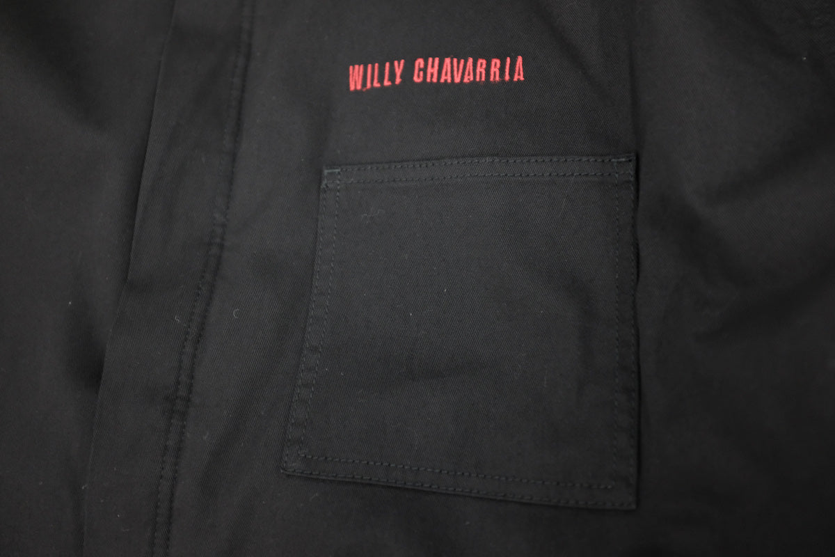 WILLY CHAVARRIA (ウィリーチャバリア) / MONSTER WORK JACKET BLACK CHINO  20AW新作アイテム。MONSTER WORK JACKETがアップデートして登場。チノ生地を採用。コーデュロイの襟、フロントはポケット3つ。内側2つ。ダブルジップ、ベルクロ仕様。トリプルステッチ、袖短めリブ。中綿キルティング仕様でカラーはシャンパンゴールド。と書きましたが1番注目なのがシルエット。その名の通り、モンスター級のビッグシルエットを採用していますが、ただデカイだけでなく思わず「おお。。。」となるように緻密に計算されたサイズ感。あと軽量化に成功しています。ポケット画像。