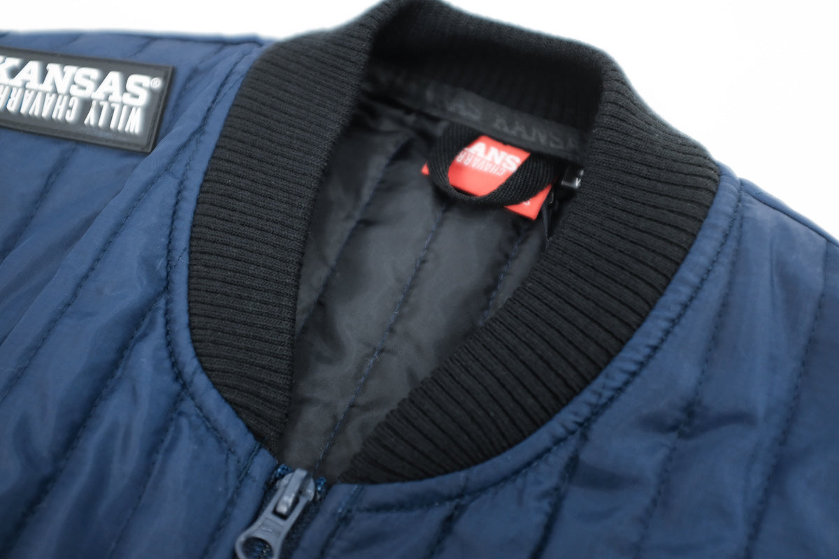 Willy Chavarria X Kansas collaboration Thermo Vest こちらカラーはUNION BLUEと表記されており、何故か不思議と惹かれます。程よく抑えたボリューム感は重ね着しやすいです。KANSAS、ガチな感じでいくのもよし、スマートな感じでいくのもよしです。老舗ワークブランドKansasとのコラボレーションアイテムです。後ろの着丈を調整できるのも面白いです。襟画像。
