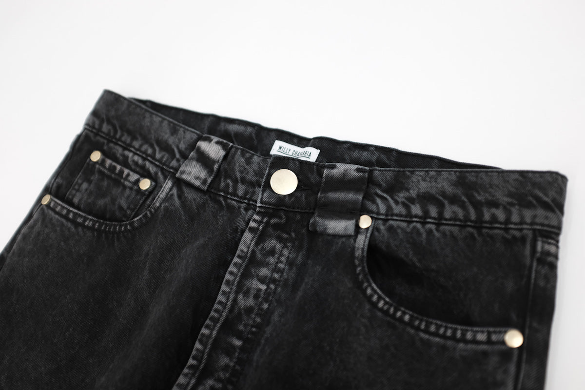 WILLY CHAVARRIA (ウィリーチャバリア) / DIRTY WILLY JEAN  20AW新作アイテム。ウオッシュ加工が秀逸な1本。パッカリングがお見事です。絶妙なマイナーチェンジ。今シーズンはペルー生産になり、前シーズンよりオンスが少し軽くなりました。ハイウエスト仕様で股上が深くなりややテーパードが効いてます。今シーズンもブラックデニムの良さは健在。ゴールドボタンやリベットもいいアクセントになっています。ボタンフライ仕様。シーズンを問わず着用出来る期間は長そうです。ウエスト画像。