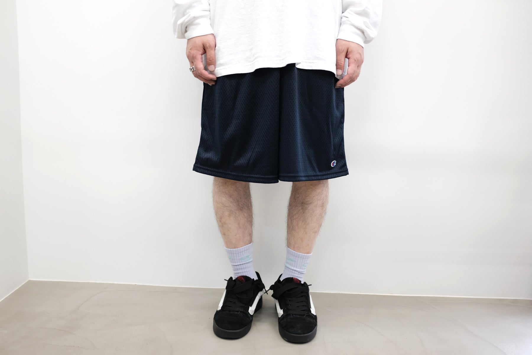 CHAMPION  / 3.7oz Long Mesh Short With Pockets NAVY  US企画アイテム。程よい厚みのメッシュショーツ。涼しげでめちゃくちゃ履きやすいです。長めの丈。ややワイドめで抜群のシルエット。しかもサイドポケットも装備。コンビニから街まで網羅可能です。スニーカーでもサンダルでも。MとLの2サイズ展開。あまり変わりませんがブラックもあります。着用画像。