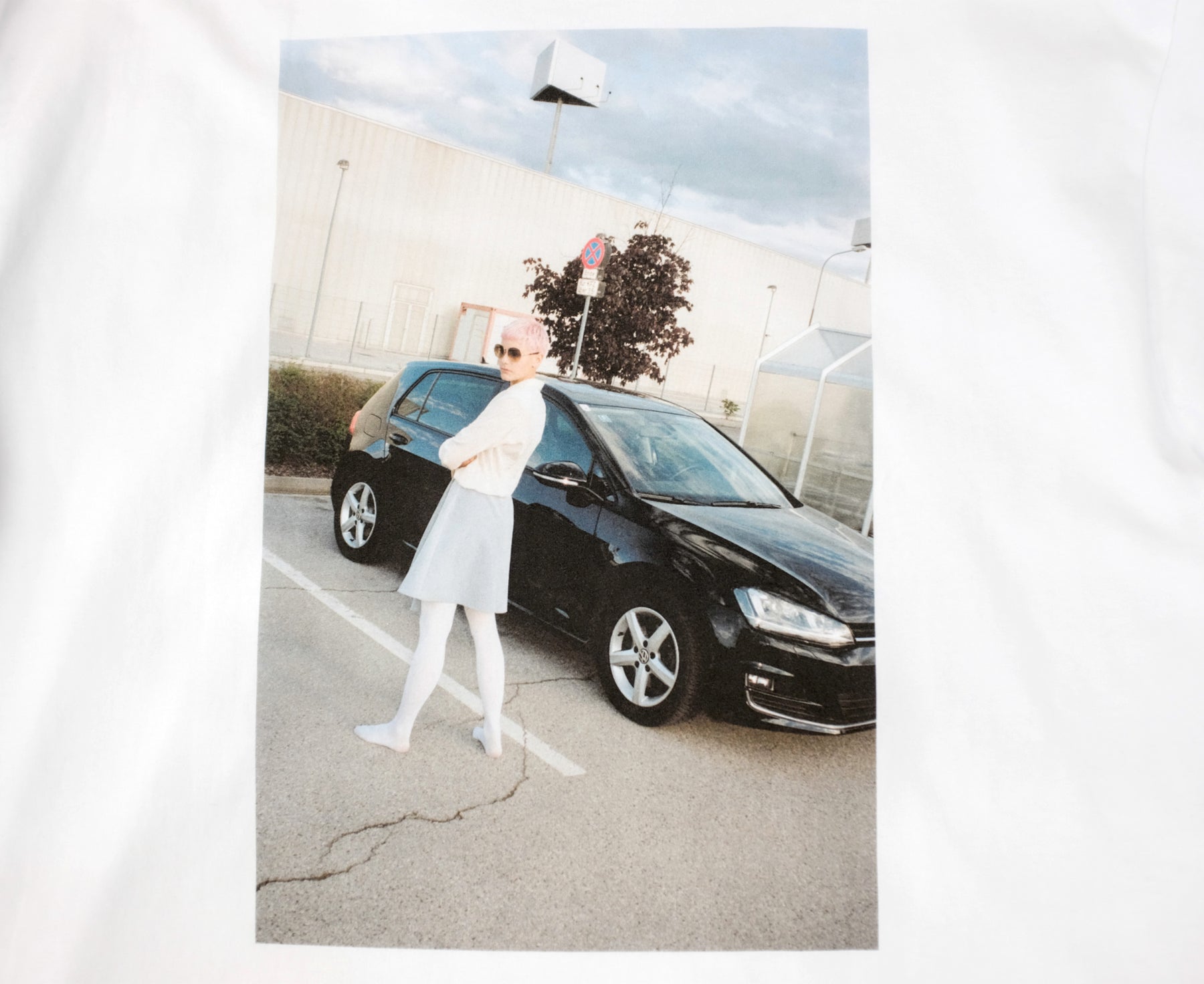 WHITEHOUSE3000 / BILLIE SHIRT LS T 3 ウィーンとベルリンを拠点とする気鋭フォトグラファー兼スケーターであるLUKAS GANSTERERが立ち上げたブランド【WHITEHOUSE3000】。前回のワンちゃんシリーズも好評でしたが、今回もブッ飛ばしてます。 【Gas Pedal Honeys】と銘打ち、足フェチシリーズですw まるで自分が踏まれているかのようなマニアックな写真!足フェチにオススメ!とにかく可愛い女の子が私物のハイヒールで踏みまくる!足元からの覗き込み、ペダルを踏む様子を上から一緒に体験、横からのアングルなど、実際には見られないアングルを撮影しています。フォトプリント画像。