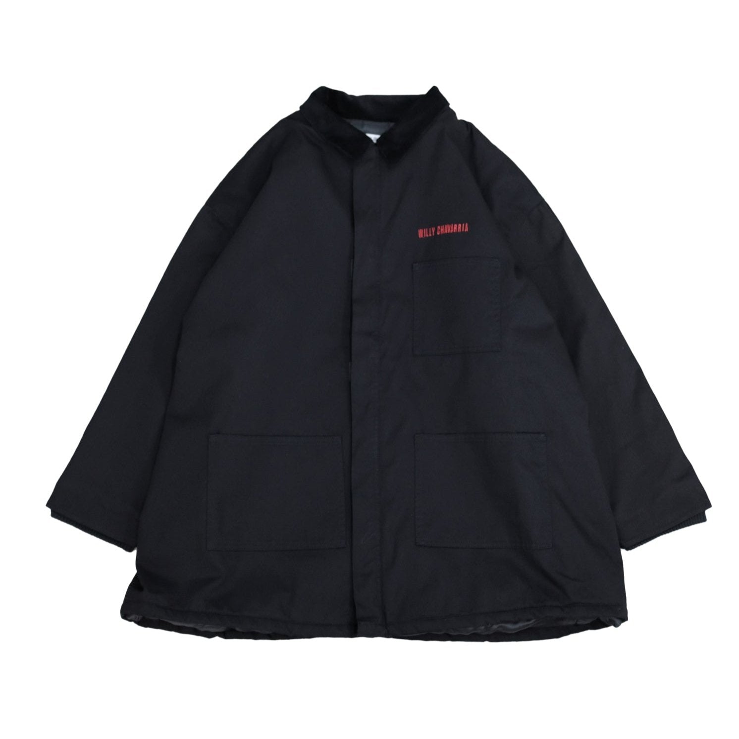 WILLY CHAVARRIA (ウィリーチャバリア) / MONSTER WORK JACKET BLACK CHINO  20AW新作アイテム。MONSTER WORK JACKETがアップデートして登場。チノ生地を採用。コーデュロイの襟、フロントはポケット3つ。内側2つ。ダブルジップ、ベルクロ仕様。トリプルステッチ、袖短めリブ。中綿キルティング仕様でカラーはシャンパンゴールド。と書きましたが1番注目なのがシルエット。その名の通り、モンスター級のビッグシルエットを採用していますが、ただデカイだけでなく思わず「おお。。。」となるように緻密に計算されたサイズ感。あと軽量化に成功しています。正面画像。