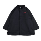 WILLY CHAVARRIA (ウィリーチャバリア) / MONSTER WORK JACKET BLACK CHINO  20AW新作アイテム。MONSTER WORK JACKETがアップデートして登場。チノ生地を採用。コーデュロイの襟、フロントはポケット3つ。内側2つ。ダブルジップ、ベルクロ仕様。トリプルステッチ、袖短めリブ。中綿キルティング仕様でカラーはシャンパンゴールド。と書きましたが1番注目なのがシルエット。その名の通り、モンスター級のビッグシルエットを採用していますが、ただデカイだけでなく思わず「おお。。。」となるように緻密に計算されたサイズ感。あと軽量化に成功しています。正面画像。