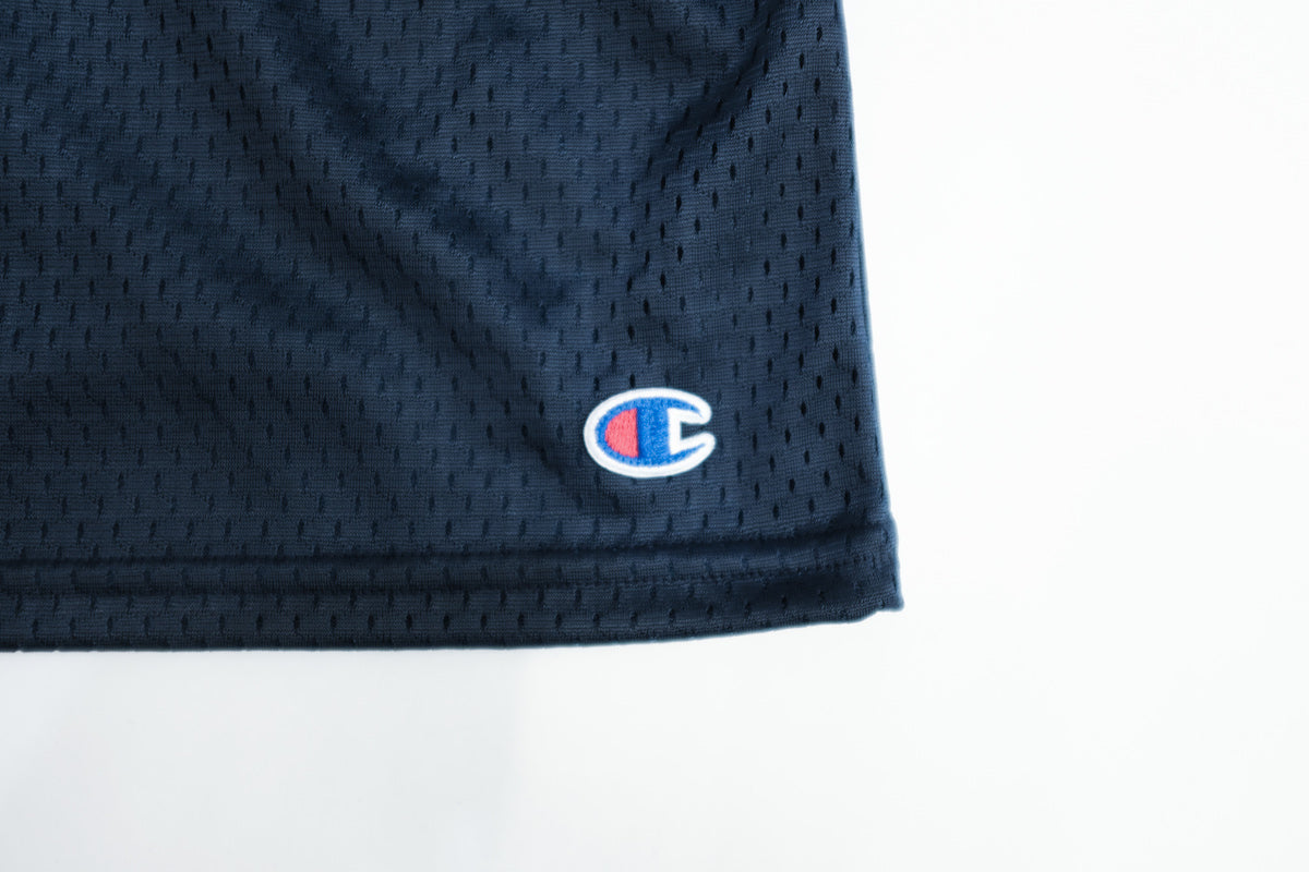 CHAMPION  / 3.7oz Long Mesh Short With Pockets NAVY  US企画アイテム。程よい厚みのメッシュショーツ。涼しげでめちゃくちゃ履きやすいです。長めの丈。ややワイドめで抜群のシルエット。しかもサイドポケットも装備。コンビニから街まで網羅可能です。スニーカーでもサンダルでも。MとLの2サイズ展開。あまり変わりませんがブラックもあります。ロゴ画像。