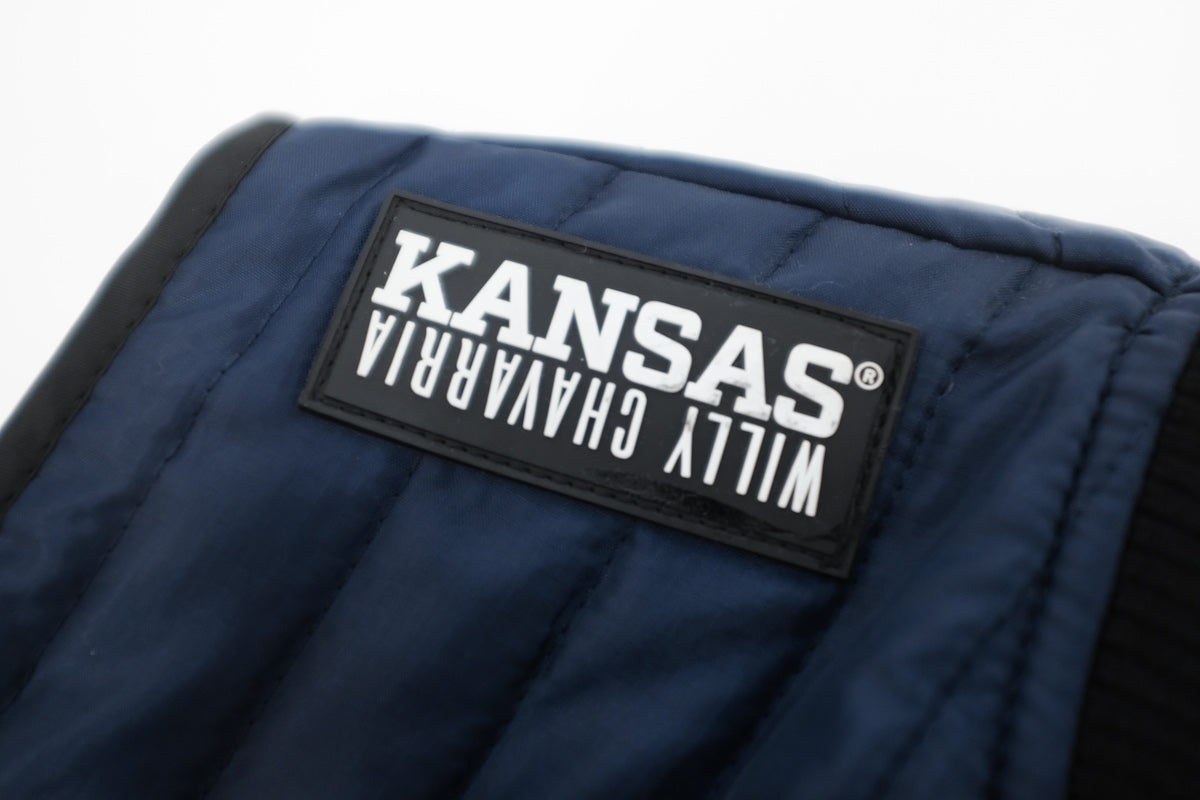 Willy Chavarria X Kansas collaboration Thermo Vest こちらカラーはUNION BLUEと表記されており、何故か不思議と惹かれます。程よく抑えたボリューム感は重ね着しやすいです。KANSAS、ガチな感じでいくのもよし、スマートな感じでいくのもよしです。老舗ワークブランドKansasとのコラボレーションアイテムです。後ろの着丈を調整できるのも面白いです。ロゴ画像。