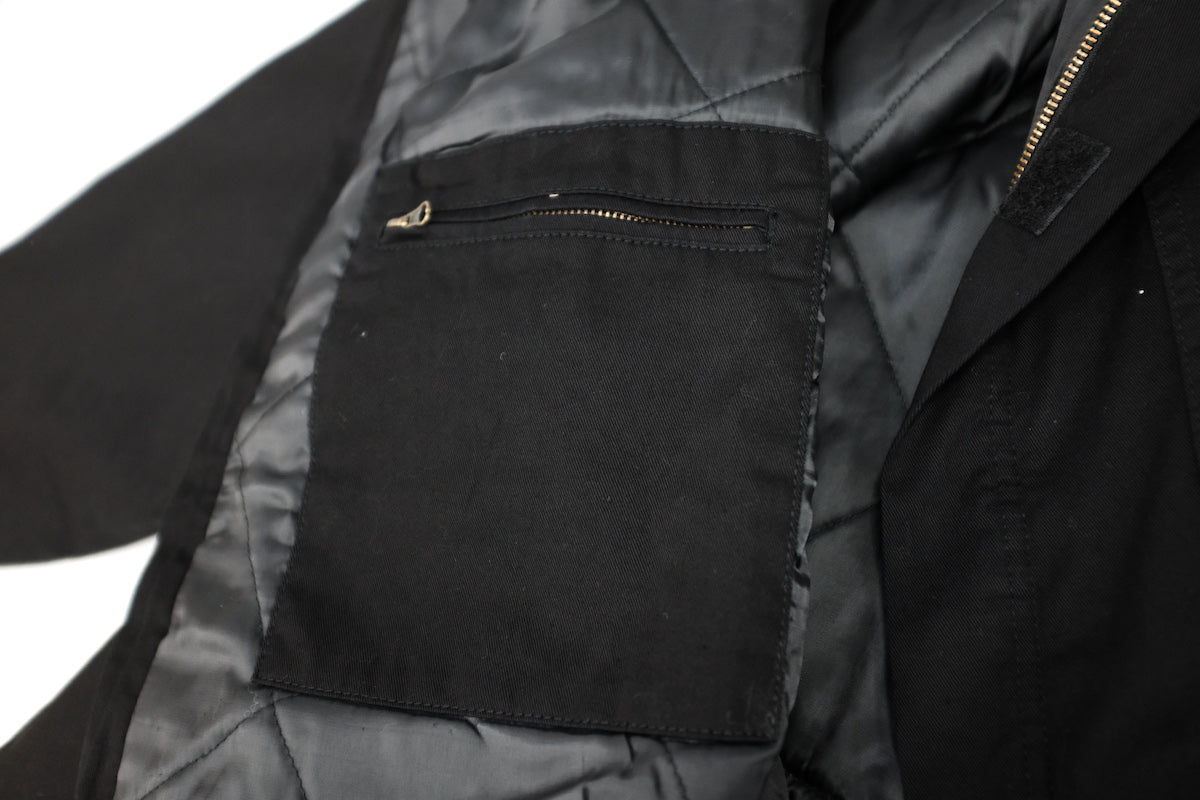 WILLY CHAVARRIA (ウィリーチャバリア) / MONSTER WORK JACKET BLACK CHINO  20AW新作アイテム。MONSTER WORK JACKETがアップデートして登場。チノ生地を採用。コーデュロイの襟、フロントはポケット3つ。内側2つ。ダブルジップ、ベルクロ仕様。トリプルステッチ、袖短めリブ。中綿キルティング仕様でカラーはシャンパンゴールド。と書きましたが1番注目なのがシルエット。その名の通り、モンスター級のビッグシルエットを採用していますが、ただデカイだけでなく思わず「おお。。。」となるように緻密に計算されたサイズ感。あと軽量化に成功しています。内ポケット画像。