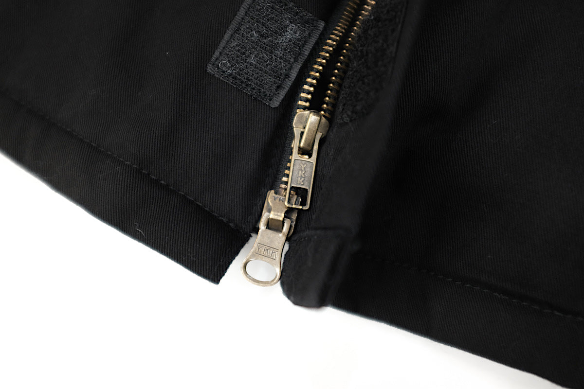 WILLY CHAVARRIA (ウィリーチャバリア) / MONSTER WORK JACKET BLACK CHINO  20AW新作アイテム。MONSTER WORK JACKETがアップデートして登場。チノ生地を採用。コーデュロイの襟、フロントはポケット3つ。内側2つ。ダブルジップ、ベルクロ仕様。トリプルステッチ、袖短めリブ。中綿キルティング仕様でカラーはシャンパンゴールド。と書きましたが1番注目なのがシルエット。その名の通り、モンスター級のビッグシルエットを採用していますが、ただデカイだけでなく思わず「おお。。。」となるように緻密に計算されたサイズ感。あと軽量化に成功しています。ダブルジップ画像。