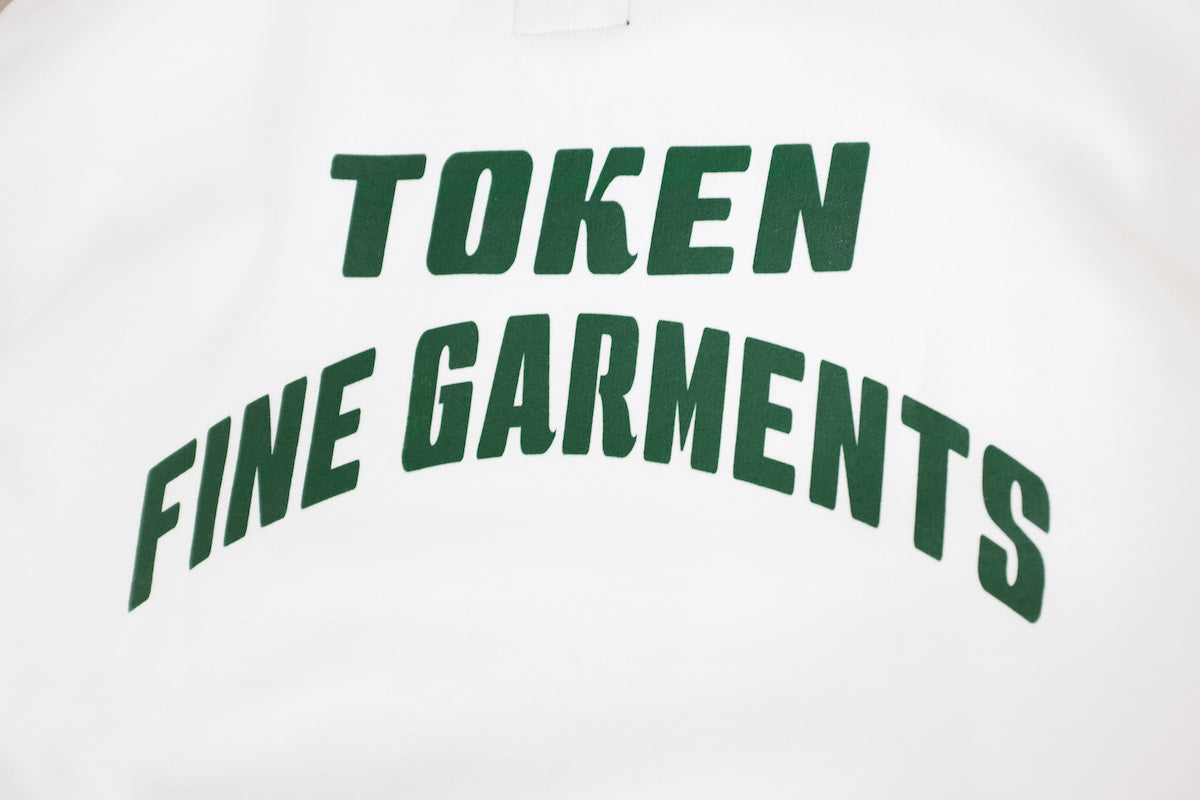 TOKEN / TOKEN CHROME T SWEATSHIRT TOKENより新作入荷です。TOKEN FIRE EYESのプリントがなんともかわいいクルースウェット。とてもシンプルな仕上がりですが、【T】&【TOKEN FINE GARMENTS】の文字にセンスを感じます。ホワイトボディがクリーン。裏起毛でフワフワな素材感です。ボックスシルエットも嬉しい限り。バックプリント画像。