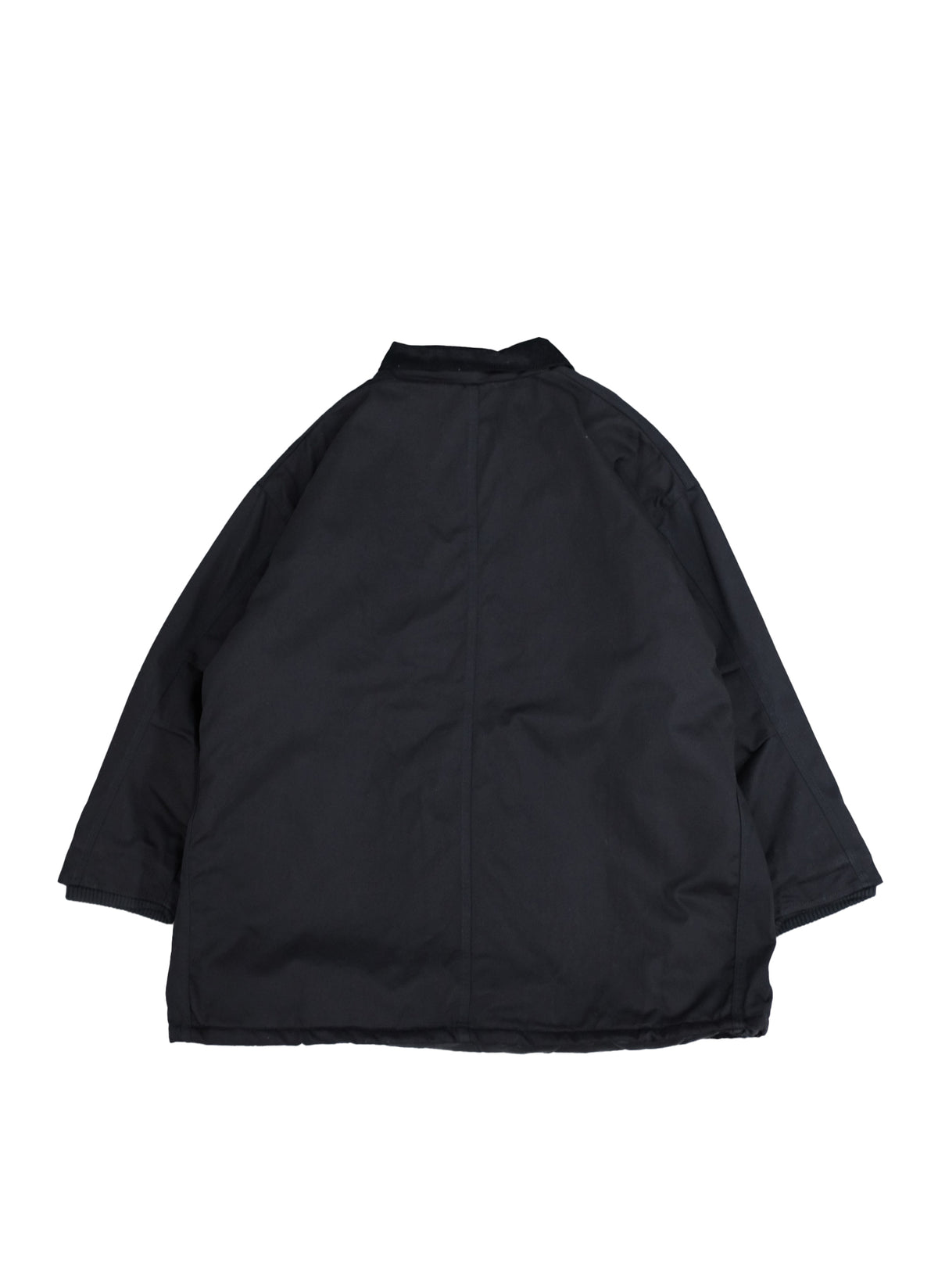 WILLY CHAVARRIA (ウィリーチャバリア) / MONSTER WORK JACKET BLACK CHINO 20AW新作アイテム。MONSTER WORK JACKETがアップデートして登場。チノ生地を採用。コーデュロイの襟、フロントはポケット3つ。内側2つ。ダブルジップ、ベルクロ仕様。トリプルステッチ、袖短めリブ。中綿キルティング仕様でカラーはシャンパンゴールド。と書きましたが1番注目なのがシルエット。その名の通り、モンスター級のビッグシルエットを採用していますが、ただデカイだけでなく思わず「おお。。。」となるように緻密に計算されたサイズ感。あと軽量化に成功しています。バック画像。