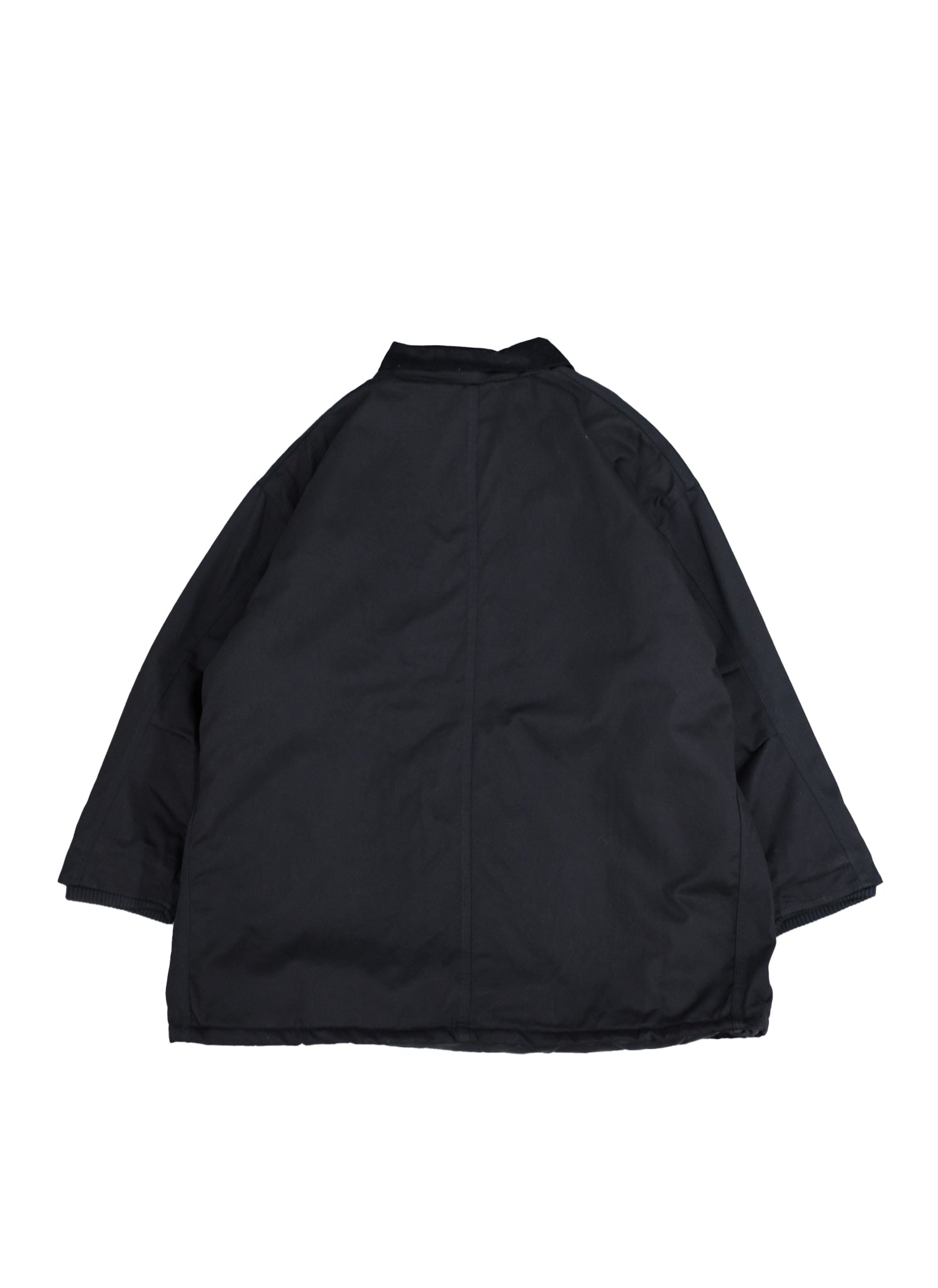 WILLY CHAVARRIA (ウィリーチャバリア) / MONSTER WORK JACKET BLACK CHINO  20AW新作アイテム。MONSTER WORK JACKETがアップデートして登場。チノ生地を採用。コーデュロイの襟、フロントはポケット3つ。内側2つ。ダブルジップ、ベルクロ仕様。トリプルステッチ、袖短めリブ。中綿キルティング仕様でカラーはシャンパンゴールド。と書きましたが1番注目なのがシルエット。その名の通り、モンスター級のビッグシルエットを採用していますが、ただデカイだけでなく思わず「おお。。。」となるように緻密に計算されたサイズ感。あと軽量化に成功しています。バック画像。