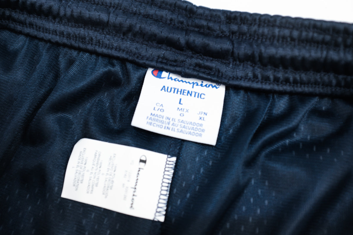 CHAMPION  / 3.7oz Long Mesh Short With Pockets NAVY  US企画アイテム。程よい厚みのメッシュショーツ。涼しげでめちゃくちゃ履きやすいです。長めの丈。ややワイドめで抜群のシルエット。しかもサイドポケットも装備。コンビニから街まで網羅可能です。スニーカーでもサンダルでも。MとLの2サイズ展開。あまり変わりませんがブラックもあります。タグ画像。
