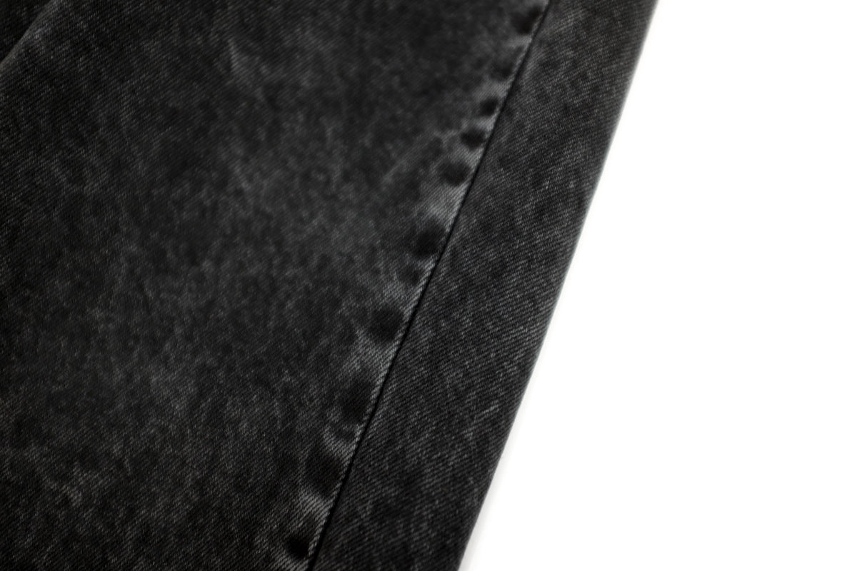 WILLY CHAVARRIA (ウィリーチャバリア) / DIRTY WILLY JEAN  20AW新作アイテム。ウオッシュ加工が秀逸な1本。パッカリングがお見事です。絶妙なマイナーチェンジ。今シーズンはペルー生産になり、前シーズンよりオンスが少し軽くなりました。ハイウエスト仕様で股上が深くなりややテーパードが効いてます。今シーズンもブラックデニムの良さは健在。ゴールドボタンやリベットもいいアクセントになっています。ボタンフライ仕様。シーズンを問わず着用出来る期間は長そうです。サイド、パッカリング画像。