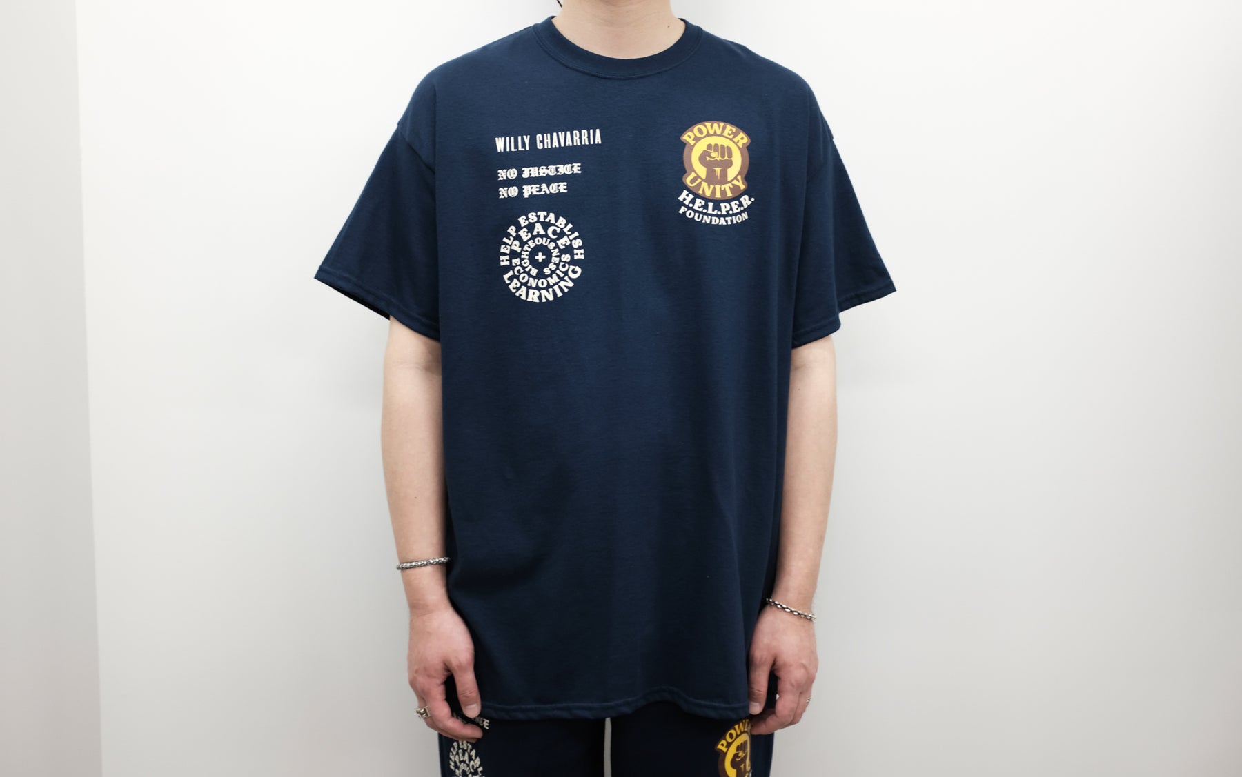 WILLY CHAVARRIA / ウィリーチャバリア HELPER T NAVY 日本での展開は当店のみとなります。 【COMMUNITY】 WILLY CHAVARRIA COMMUNITYプログラムは、パートナーシップ、援助を通じて 人道主義的援助や社会的な問題をサポートします。 WILLY CHAVARRIAのブランド気質はプレスやソーシャルメディアで取り上げられ、特に現在のアメリカ社会に対する社会的な正義を唱えて来ました。着用画像。