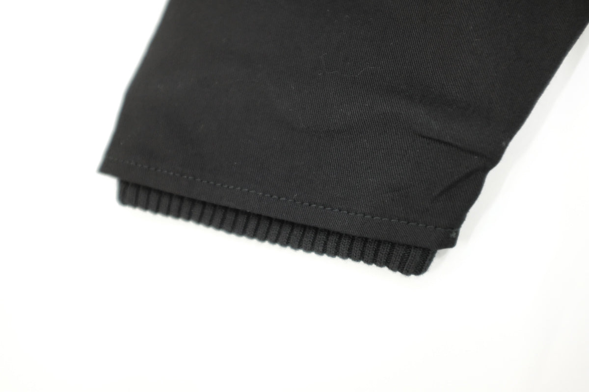 WILLY CHAVARRIA (ウィリーチャバリア) / MONSTER WORK JACKET BLACK CHINO  20AW新作アイテム。MONSTER WORK JACKETがアップデートして登場。チノ生地を採用。コーデュロイの襟、フロントはポケット3つ。内側2つ。ダブルジップ、ベルクロ仕様。トリプルステッチ、袖短めリブ。中綿キルティング仕様でカラーはシャンパンゴールド。と書きましたが1番注目なのがシルエット。その名の通り、モンスター級のビッグシルエットを採用していますが、ただデカイだけでなく思わず「おお。。。」となるように緻密に計算されたサイズ感。あと軽量化に成功しています。袖リブ画像。
