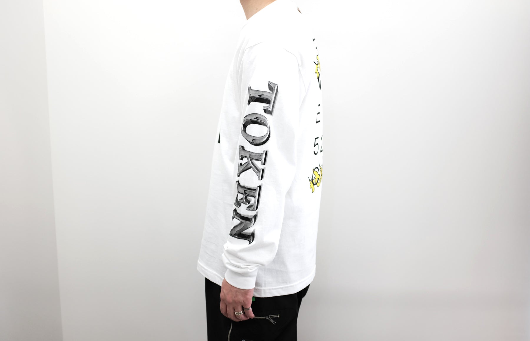 TOKEN / TOKEN TOKEN FINE GARMENTS LS T TOKENよりらしいロンTの入荷です。フロントに【FINE GARMENTS】。バックにはイエローフレイム【TOKEN】。さらには両袖にも【TOKEN】プリント。肌触りの良いボディを仕様。ちょっと細長めのシルエットでしょうか。Tシャツとのレイヤードも抜群です。着用画像。