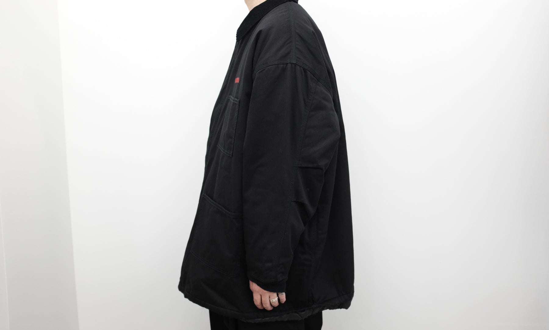 WILLY CHAVARRIA (ウィリーチャバリア) / MONSTER WORK JACKET BLACK CHINO  20AW新作アイテム。MONSTER WORK JACKETがアップデートして登場。チノ生地を採用。コーデュロイの襟、フロントはポケット3つ。内側2つ。ダブルジップ、ベルクロ仕様。トリプルステッチ、袖短めリブ。中綿キルティング仕様でカラーはシャンパンゴールド。と書きましたが1番注目なのがシルエット。その名の通り、モンスター級のビッグシルエットを採用していますが、ただデカイだけでなく思わず「おお。。。」となるように緻密に計算されたサイズ感。あと軽量化に成功しています。着用画像サイド。