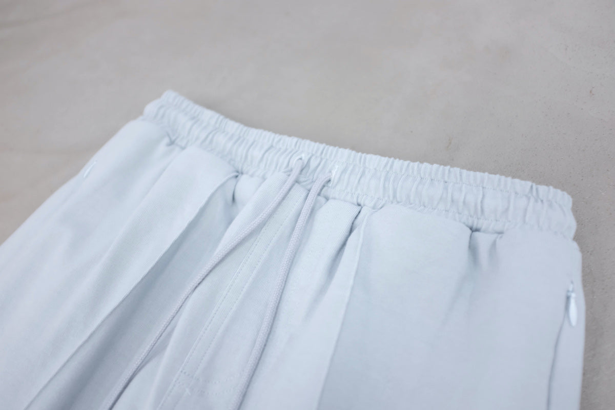 WILLY CHAVARRIA (ウィリーチャバリア) / BUFFALO JOGGER MERCURY 20AW新作アイテム。新色のMERCURY。まず名前が良いですね。絶妙なカラーリングです。WHITE、LIGHT BLUE、LIGHT GREYの間くらいのカラー。としか表現できません。マーキュリー。ウエストはイージー仕様。ゴム、紐で調整可能です。サイド、バックポケット装備。定番のBUFFALO PANTSと比べてだいぶ大人しくなりました。股上も浅くなり、ヒップ周りもだいぶスッキリ。ウエスト画像。