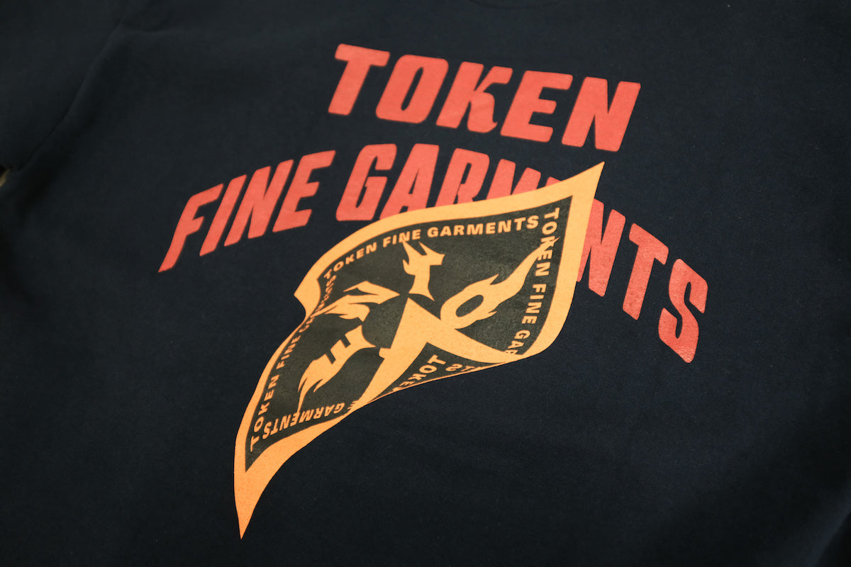 TOKENより新作入荷です。フロントプリント【TOKEN】ファイヤーロゴ。バックプリントが【TOKEN FINE GARMENTS】の上に立体的なバンダナをオン。リラックス感と感度の高さが光る1枚に仕上がっています。安定のNAVYボディは間違いなく、裏起毛でフワフワな素材感です。バックプリント画像。