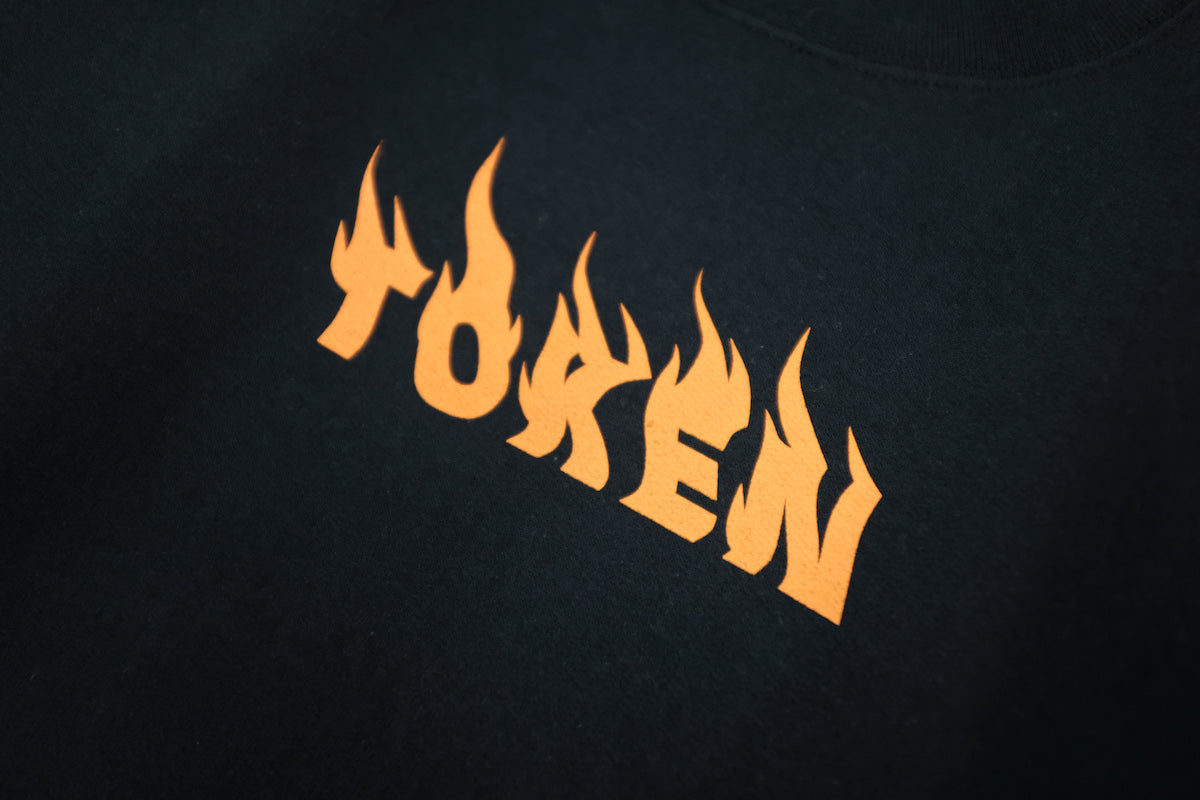 TOKENより新作入荷です。フロントプリント【TOKEN】ファイヤーロゴ。バックプリントが【TOKEN FINE GARMENTS】の上に立体的なバンダナをオン。リラックス感と感度の高さが光る1枚に仕上がっています。安定のNAVYボディは間違いなく、裏起毛でフワフワな素材感です。フロント画像。