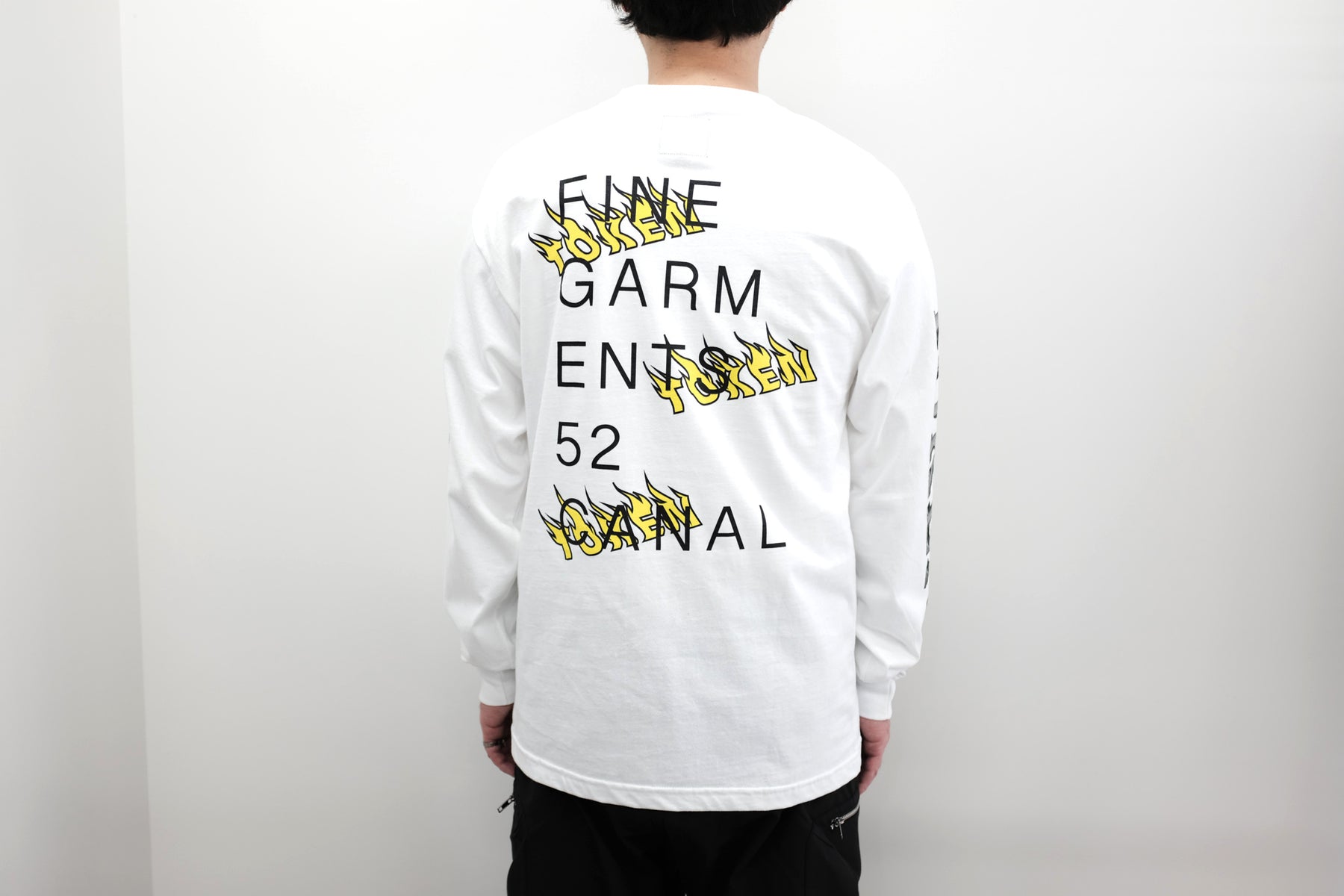 TOKEN / TOKEN TOKEN FINE GARMENTS LS T TOKENよりらしいロンTの入荷です。フロントに【FINE GARMENTS】。バックにはイエローフレイム【TOKEN】。さらには両袖にも【TOKEN】プリント。肌触りの良いボディを仕様。ちょっと細長めのシルエットでしょうか。Tシャツとのレイヤードも抜群です。着用画像。