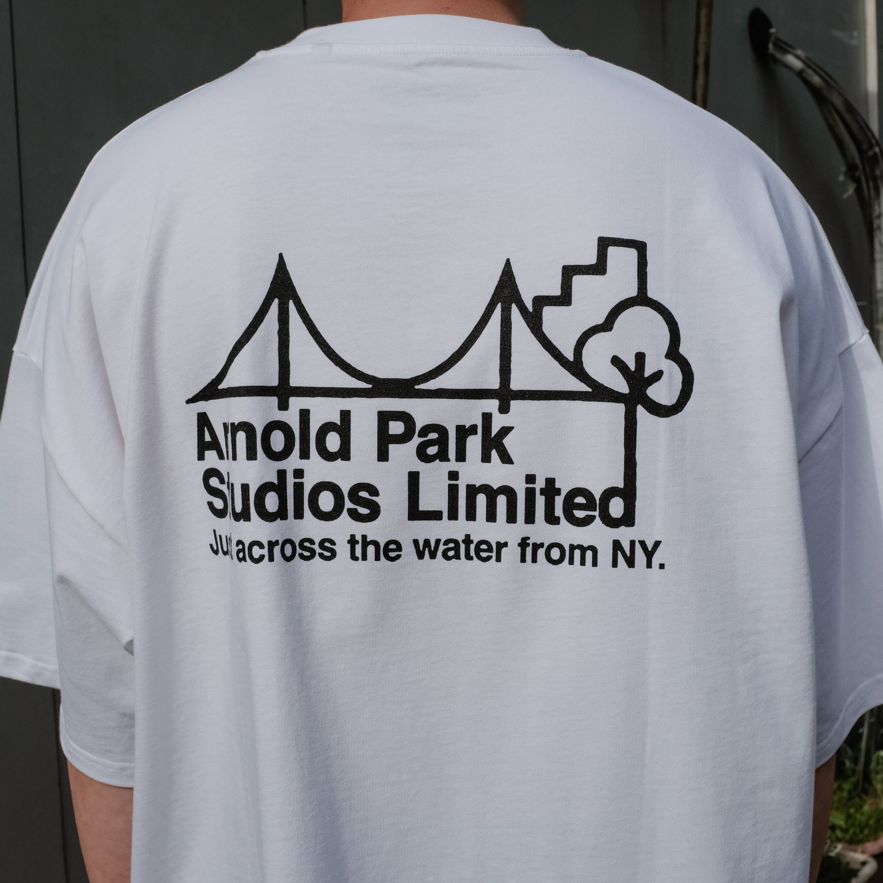ARNOLD PARK STUDIOS / BRIDGE LOGO SS T WHITE