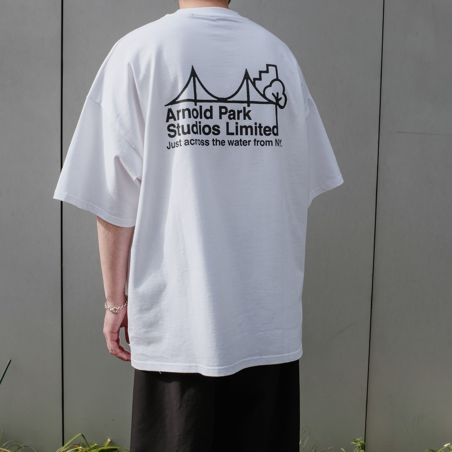 ARNOLD PARK STUDIOS / BRIDGE LOGO SS T WHITE