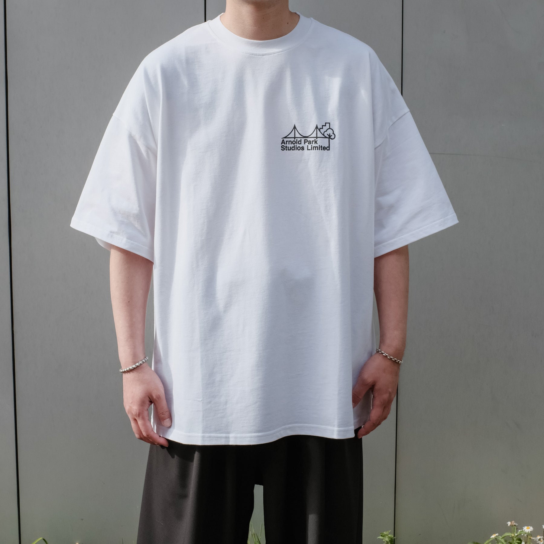 ARNOLD PARK STUDIOS / BRIDGE LOGO SS T WHITE