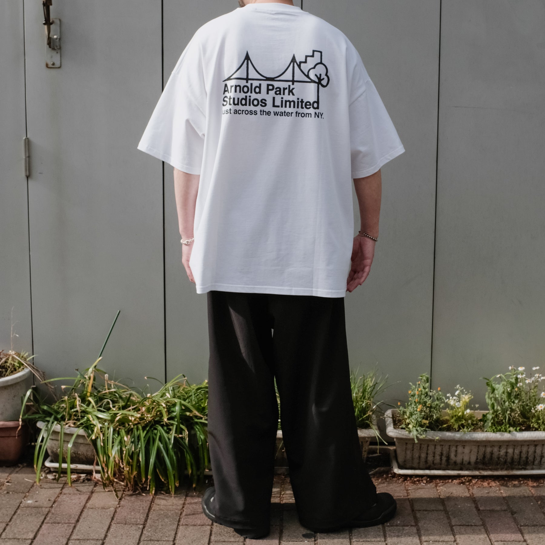 ARNOLD PARK STUDIOS / BRIDGE LOGO SS T WHITE