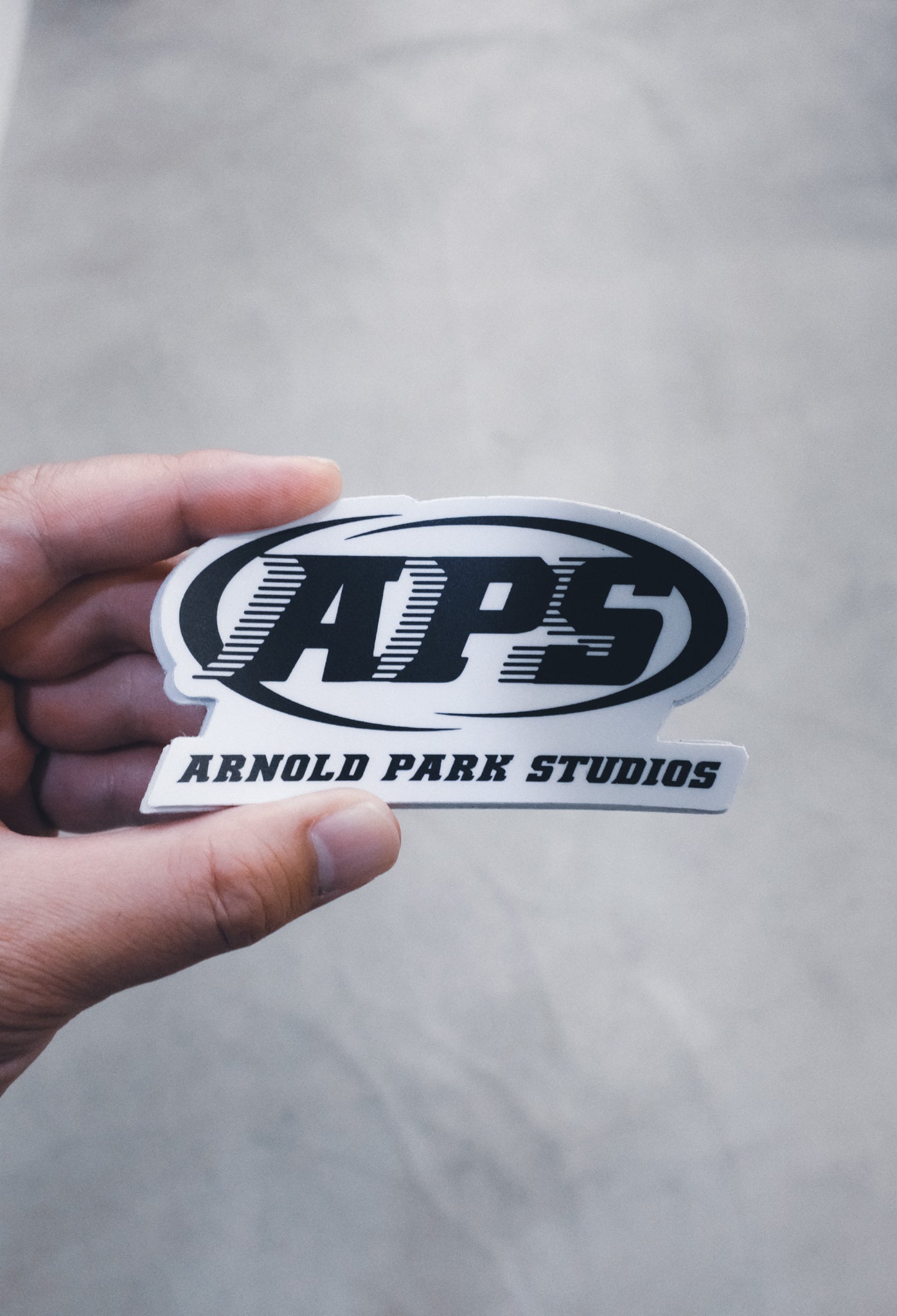 ARNOLD PARK STUDIOS / A CERTIFIED GLOBAL PHENOMENON LS T WHITE