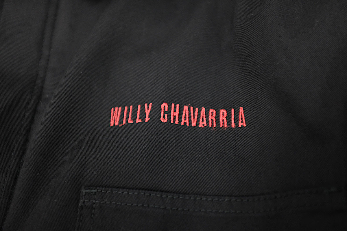 WILLY CHAVARRIA (ウィリーチャバリア) / MONSTER WORK JACKET BLACK CHINO  20AW新作アイテム。MONSTER WORK JACKETがアップデートして登場。チノ生地を採用。コーデュロイの襟、フロントはポケット3つ。内側2つ。ダブルジップ、ベルクロ仕様。トリプルステッチ、袖短めリブ。中綿キルティング仕様でカラーはシャンパンゴールド。と書きましたが1番注目なのがシルエット。その名の通り、モンスター級のビッグシルエットを採用していますが、ただデカイだけでなく思わず「おお。。。」となるように緻密に計算されたサイズ感。あと軽量化に成功しています。刺繍ロゴ画像。