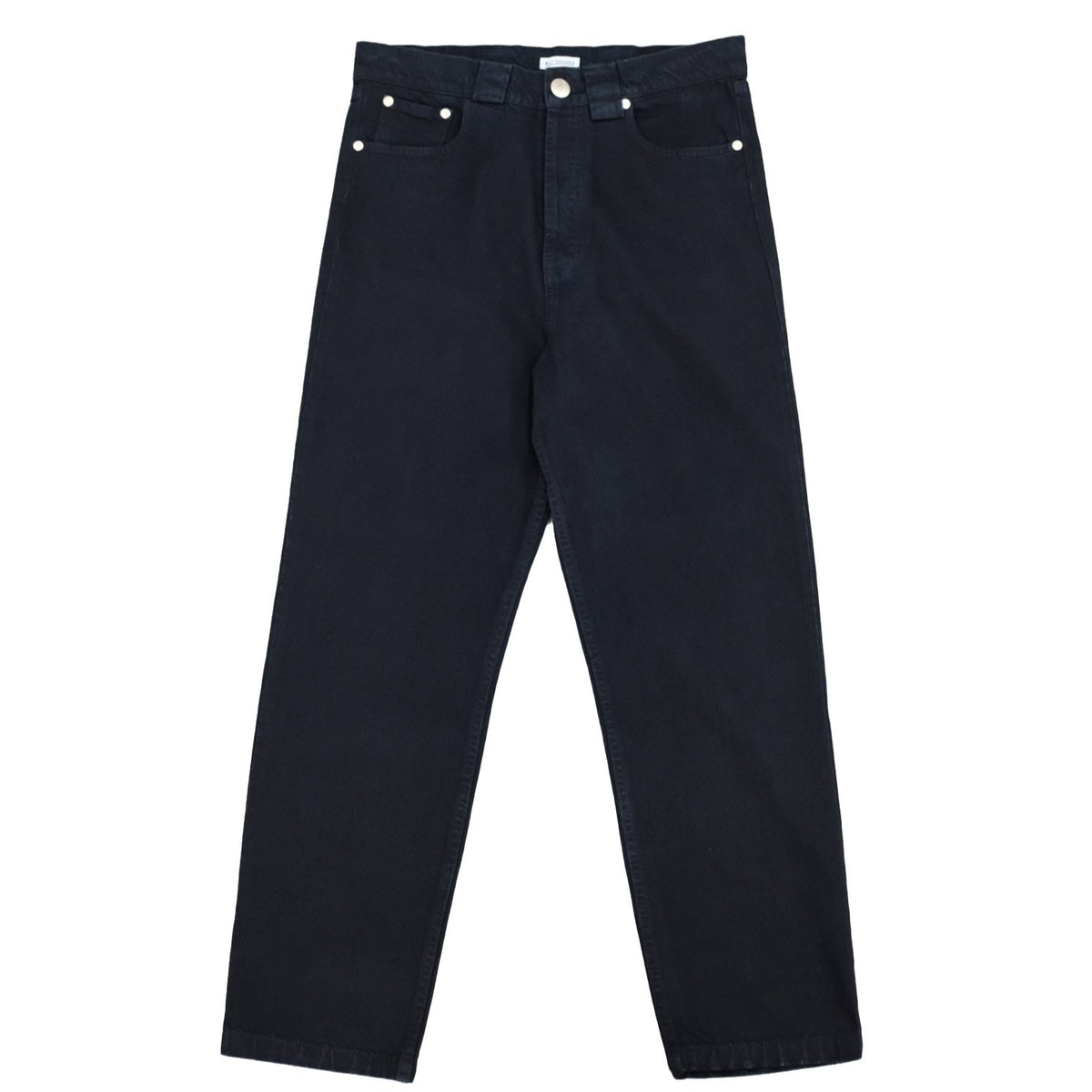 WILLY CHAVARRIA (ウィリーチャバリア) / DIRTY WILLY JEAN BLACK DENIM 20AW新作アイテム。ワンウオッシュ加工で濃いめのBLACK。パッカリングがお見事です。絶妙なマイナーチェンジ。今シーズンはペルー生産になり、前シーズンよりオンスが少し軽くなりました。ハイウエスト仕様で股上が深くなりややテーパードが効いてます。今シーズンもブラックデニムの良さは健在。ゴールドボタンやリベットもいいアクセントになっています。ボタンフライ仕様。シーズンを問わず着用出来る期間は長そうです。同素材のSILVERLAKE JACKETとのセットアップでの着用も可能です。正面画像。
