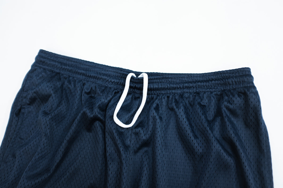 CHAMPION  / 3.7oz Long Mesh Short With Pockets NAVY  US企画アイテム。程よい厚みのメッシュショーツ。涼しげでめちゃくちゃ履きやすいです。長めの丈。ややワイドめで抜群のシルエット。しかもサイドポケットも装備。コンビニから街まで網羅可能です。スニーカーでもサンダルでも。MとLの2サイズ展開。あまり変わりませんがブラックもあります。ウエストゴム画像。
