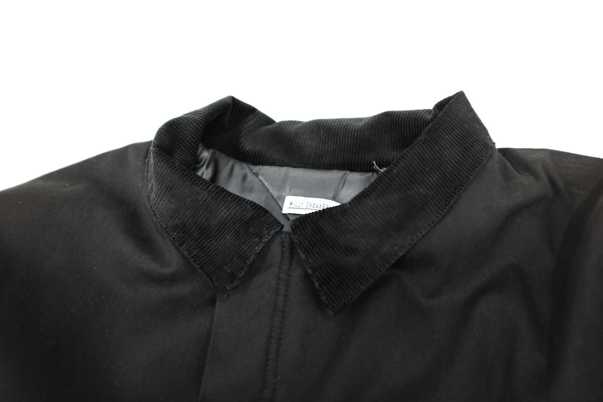 WILLY CHAVARRIA (ウィリーチャバリア) / MONSTER WORK JACKET BLACK CHINO  20AW新作アイテム。MONSTER WORK JACKETがアップデートして登場。チノ生地を採用。コーデュロイの襟、フロントはポケット3つ。内側2つ。ダブルジップ、ベルクロ仕様。トリプルステッチ、袖短めリブ。中綿キルティング仕様でカラーはシャンパンゴールド。と書きましたが1番注目なのがシルエット。その名の通り、モンスター級のビッグシルエットを採用していますが、ただデカイだけでなく思わず「おお。。。」となるように緻密に計算されたサイズ感。あと軽量化に成功しています。襟画像。