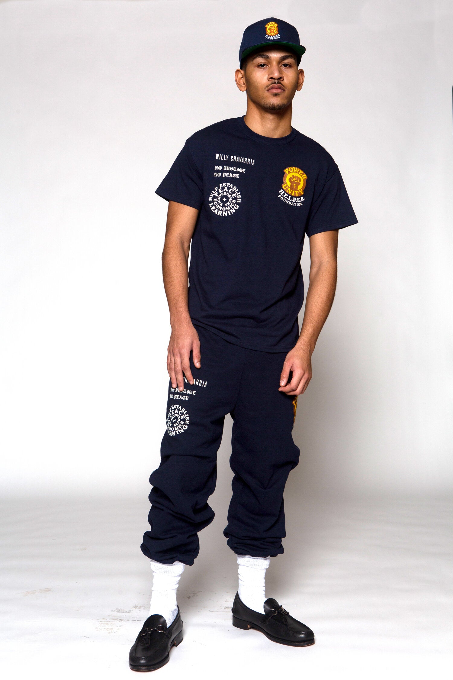 WILLY CHAVARRIA / ウィリーチャバリア HELPER SWEAT PANT NAVY 日本での展開は当店のみとなります。ウエストゴム紐仕様。裏起毛。 【COMMUNITY】 WILLY CHAVARRIA COMMUNITYプログラムは、パートナーシップ、援助を通じて 人道主義的援助や社会的な問題をサポートします。 WILLY CHAVARRIAのブランド気質はプレスやソーシャルメディアで取り上げられ、特に現在のアメリカ社会に対する社会的な正義を唱えて来ました。モデル着用画像。