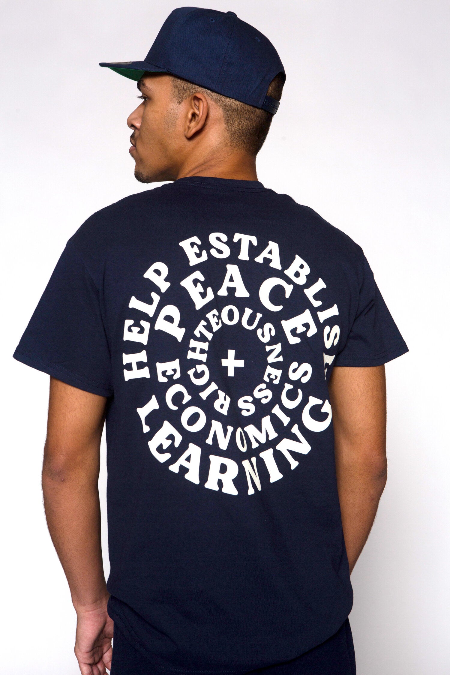 WILLY CHAVARRIA / ウィリーチャバリア HELPER T NAVY 日本での展開は当店のみとなります。 【COMMUNITY】 WILLY CHAVARRIA COMMUNITYプログラムは、パートナーシップ、援助を通じて 人道主義的援助や社会的な問題をサポートします。 WILLY CHAVARRIAのブランド気質はプレスやソーシャルメディアで取り上げられ、特に現在のアメリカ社会に対する社会的な正義を唱えて来ました。モデル画像。