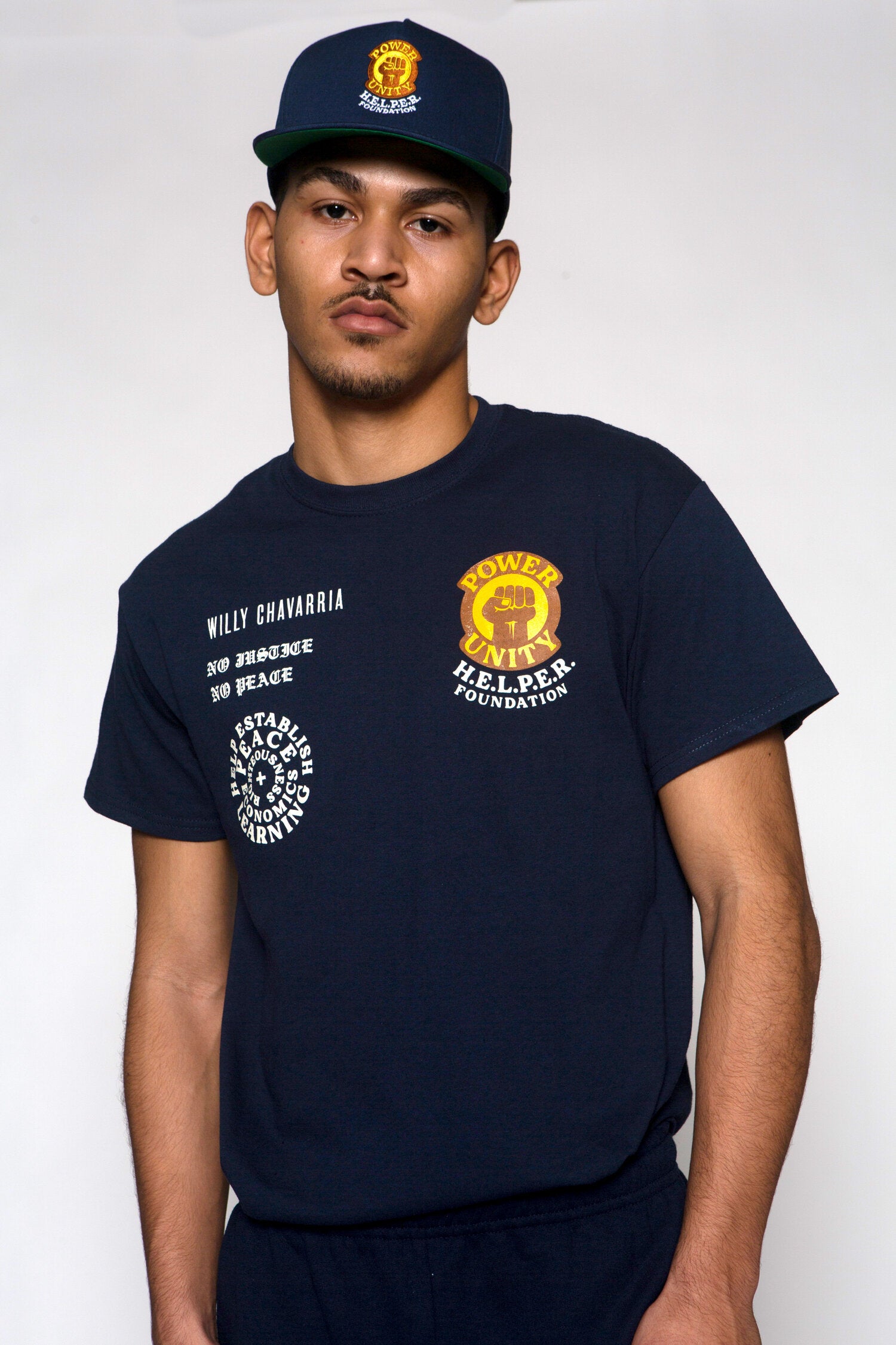 WILLY CHAVARRIA / ウィリーチャバリア HELPER T NAVY 日本での展開は当店のみとなります。 【COMMUNITY】 WILLY CHAVARRIA COMMUNITYプログラムは、パートナーシップ、援助を通じて 人道主義的援助や社会的な問題をサポートします。 WILLY CHAVARRIAのブランド気質はプレスやソーシャルメディアで取り上げられ、特に現在のアメリカ社会に対する社会的な正義を唱えて来ました。モデル着用画像。