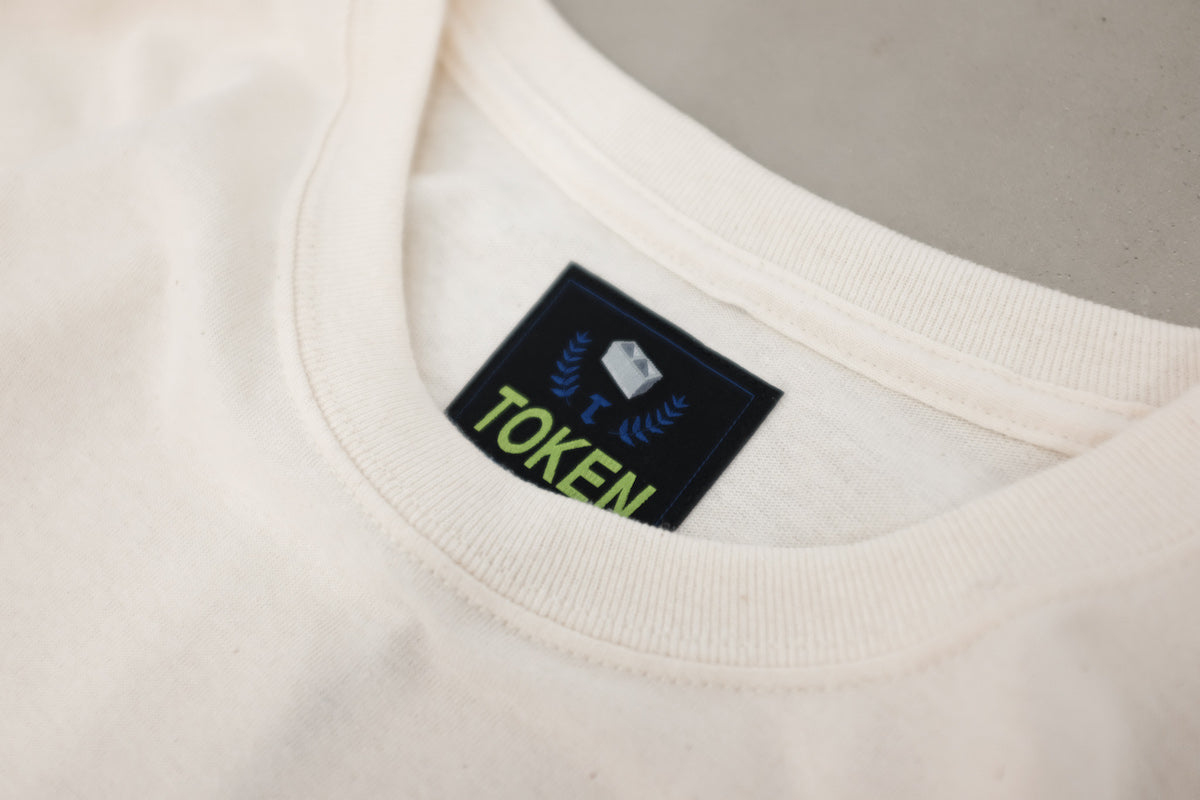 TOKEN / TOKEN FIRE EYES TEE TOKENより新作入荷です。TOKEN FIRE EYESのプリントがなんともかわいい1枚。ワンポイントでとてもシンプルな仕上がりです。ボディーはナチュラル。プリントと相乗効果のあるリラックス感のあるカラーリングです。サイズはM〜XLをピック。ブランド画像。