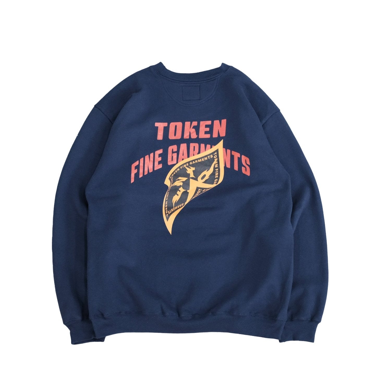 TOKENより新作入荷です。フロントプリント【TOKEN】ファイヤーロゴ。バックプリントが【TOKEN FINE GARMENTS】の上に立体的なバンダナをオン。リラックス感と感度の高さが光る1枚に仕上がっています。安定のNAVYボディは間違いなく、裏起毛でフワフワな素材感です。バック画像。