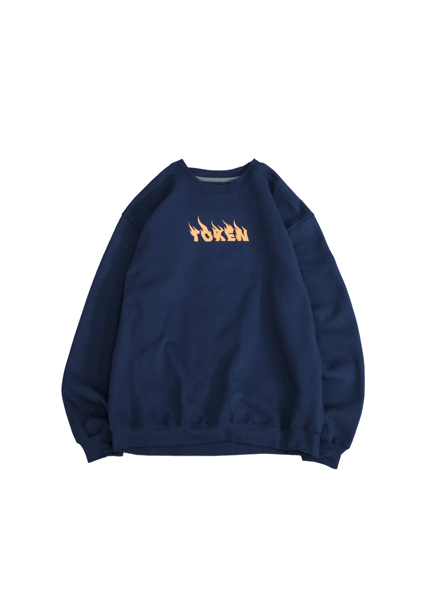 TOKENより新作入荷です。フロントプリント【TOKEN】ファイヤーロゴ。バックプリントが【TOKEN FINE GARMENTS】の上に立体的なバンダナをオン。リラックス感と感度の高さが光る1枚に仕上がっています。安定のNAVYボディは間違いなく、裏起毛でフワフワな素材感です。正面画像。