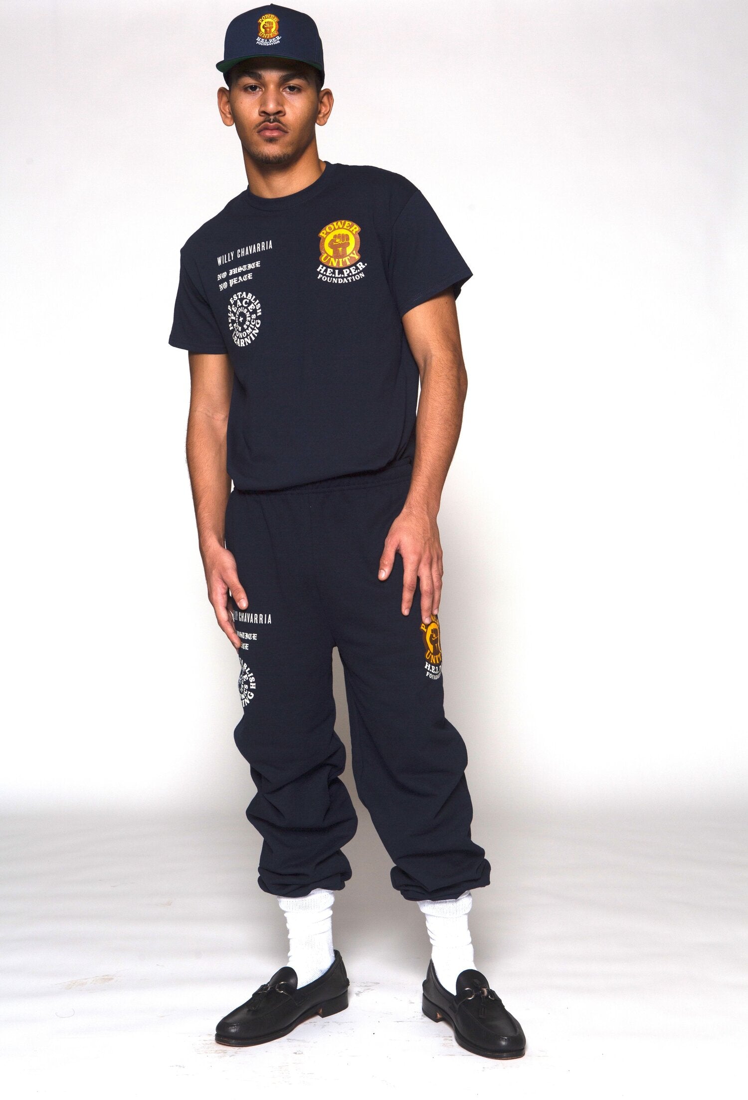 WILLY CHAVARRIA / ウィリーチャバリア HELPER SWEAT PANT NAVY 日本での展開は当店のみとなります。ウエストゴム紐仕様。裏起毛。 【COMMUNITY】 WILLY CHAVARRIA COMMUNITYプログラムは、パートナーシップ、援助を通じて 人道主義的援助や社会的な問題をサポートします。 WILLY CHAVARRIAのブランド気質はプレスやソーシャルメディアで取り上げられ、特に現在のアメリカ社会に対する社会的な正義を唱えて来ました。モデル着用画像。