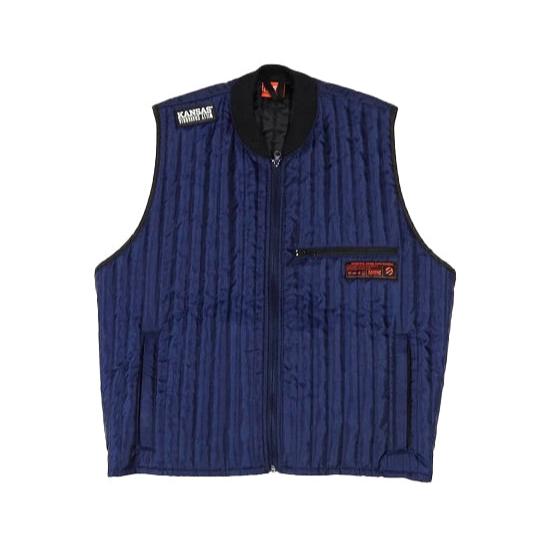 WILLY CHAVARRIA X Kansas collaboration Thermo Vest こちらカラーはUNION BLUEと表記されており、何故か不思議と惹かれます。程よく抑えたボリューム感は重ね着しやすいです。KANSAS、ガチな感じでいくのもよし、スマートな感じでいくのもよしです。老舗ワークブランドKansasとのコラボレーションアイテムです。後ろの着丈を調整できるのも面白いです。