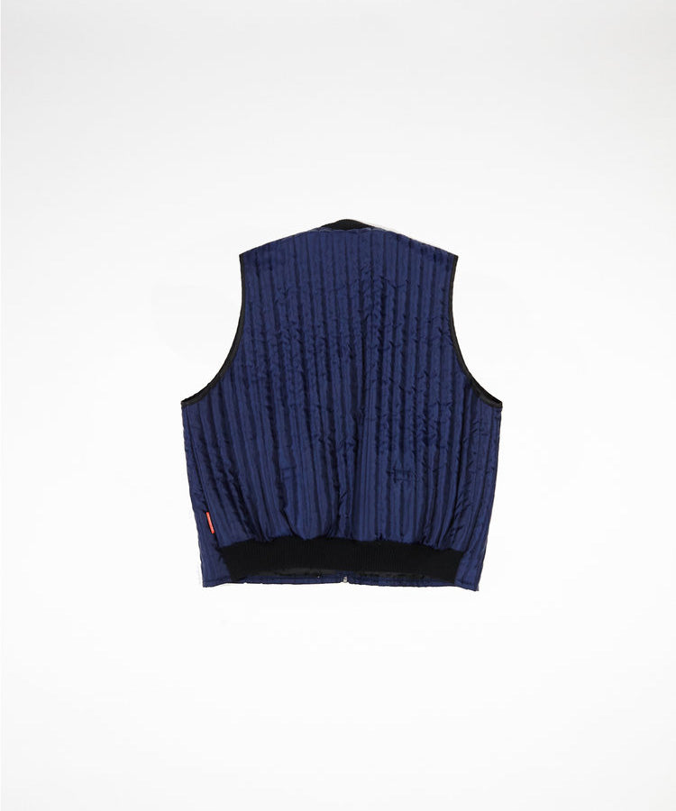 Willy Chavarria X Kansas collaboration Thermo Vest こちらカラーはUNION BLUEと表記されており、何故か不思議と惹かれます。程よく抑えたボリューム感は重ね着しやすいです。KANSAS、ガチな感じでいくのもよし、スマートな感じでいくのもよしです。老舗ワークブランドKansasとのコラボレーションアイテムです。後ろの着丈を調整できるのも面白いです。バック画像。