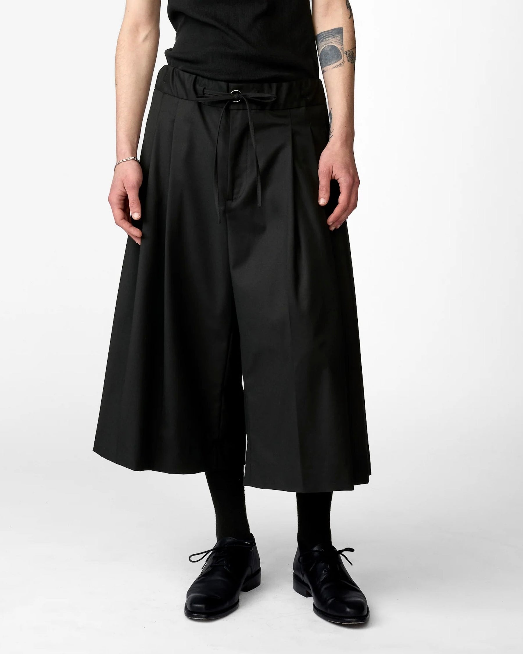 1313 SELAH / PAZ TAILORED PLEATS SHORTS BLACK