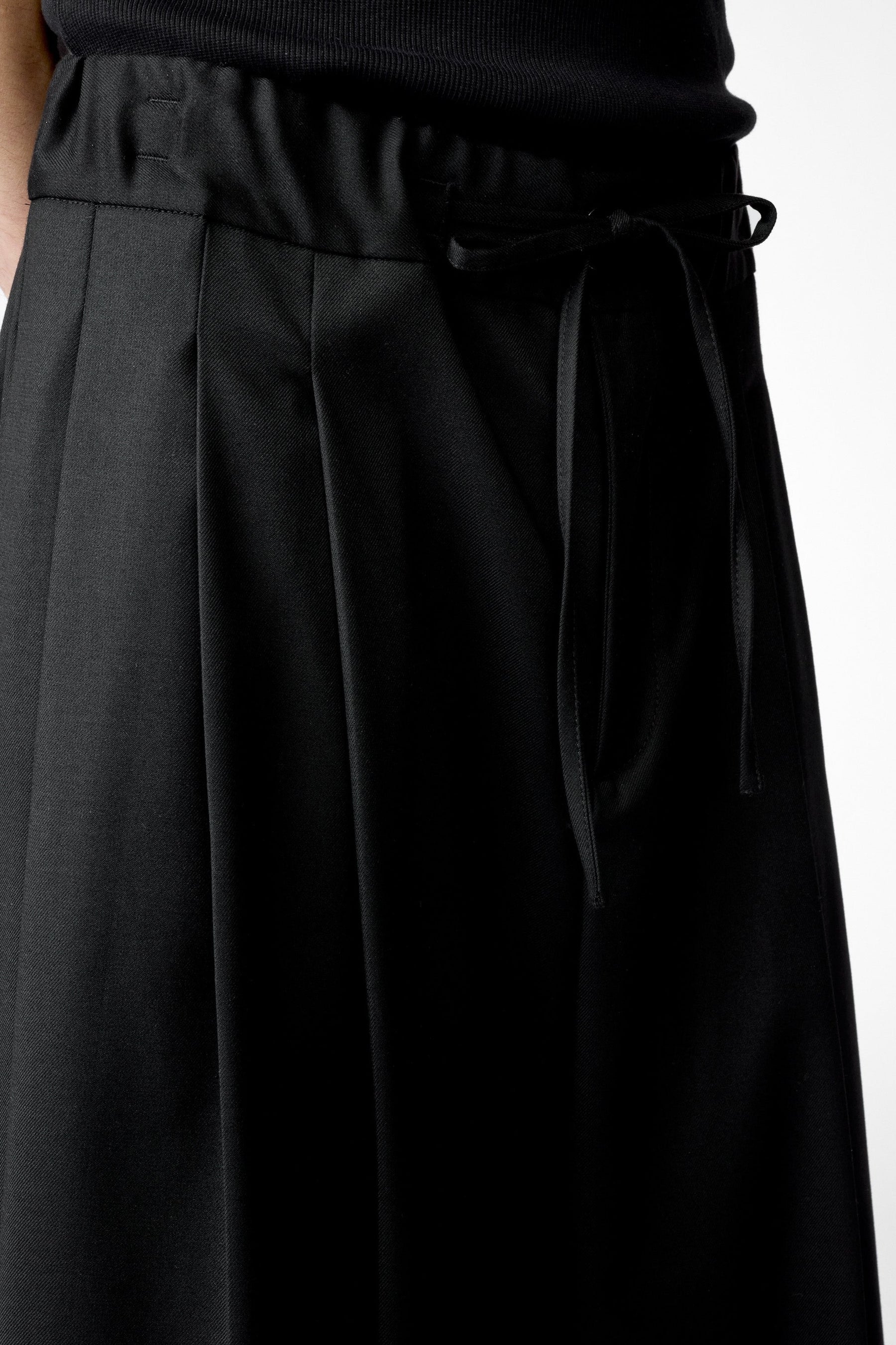 1313 SELAH / PAZ TAILORED PLEATS SHORTS BLACK