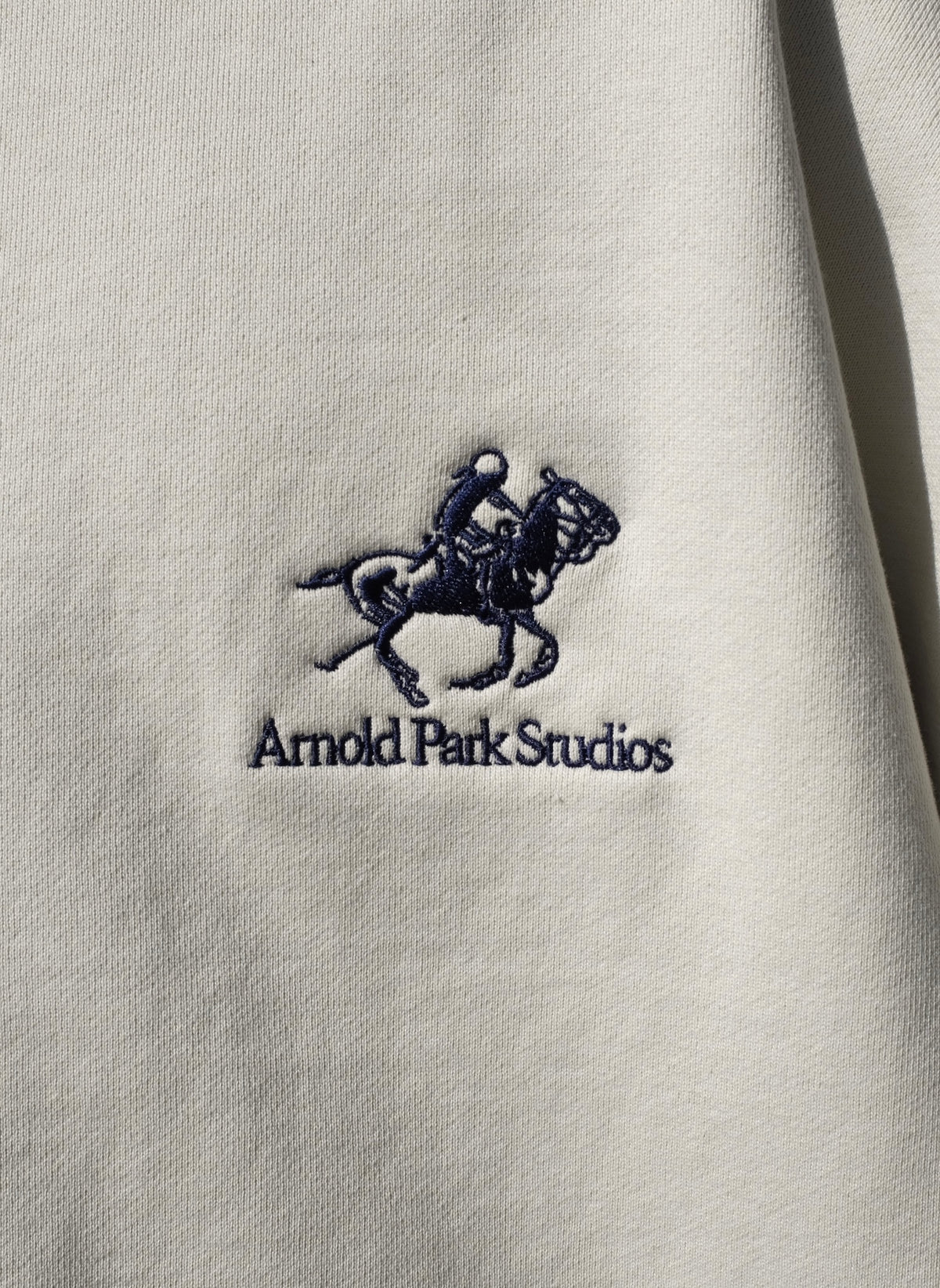 ARNOLD PARK STUDIOS / PONY LOGO CREW NECK ANTIQUE WHITE