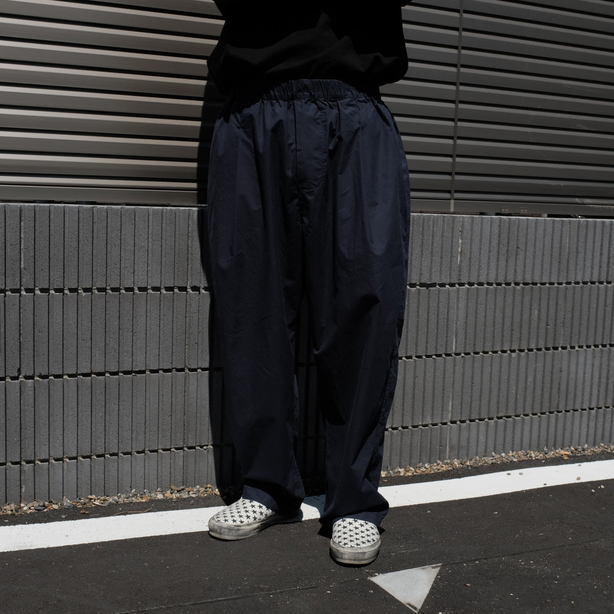 GREI. / PLEATED CRUISER PANT ENZYME WASHED POPLIN MIDNIGHT BLUE