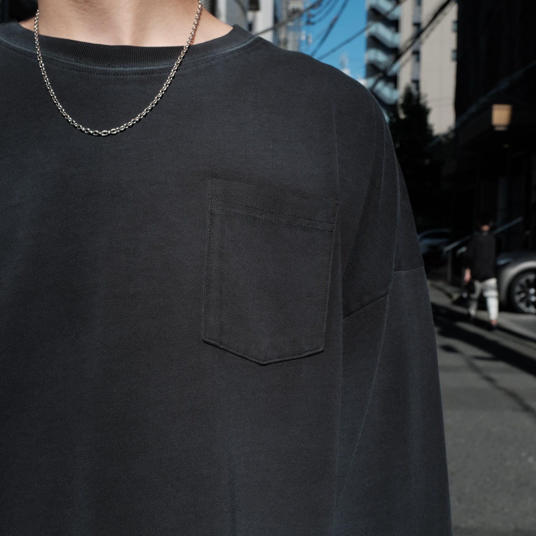 INTODUSK / OVERSIZED SS POCEKT T CHEMICAL BLACK