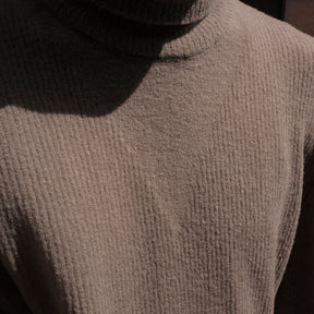 1313 SELAH / 1313 TURTLENECK RIB TAUPE