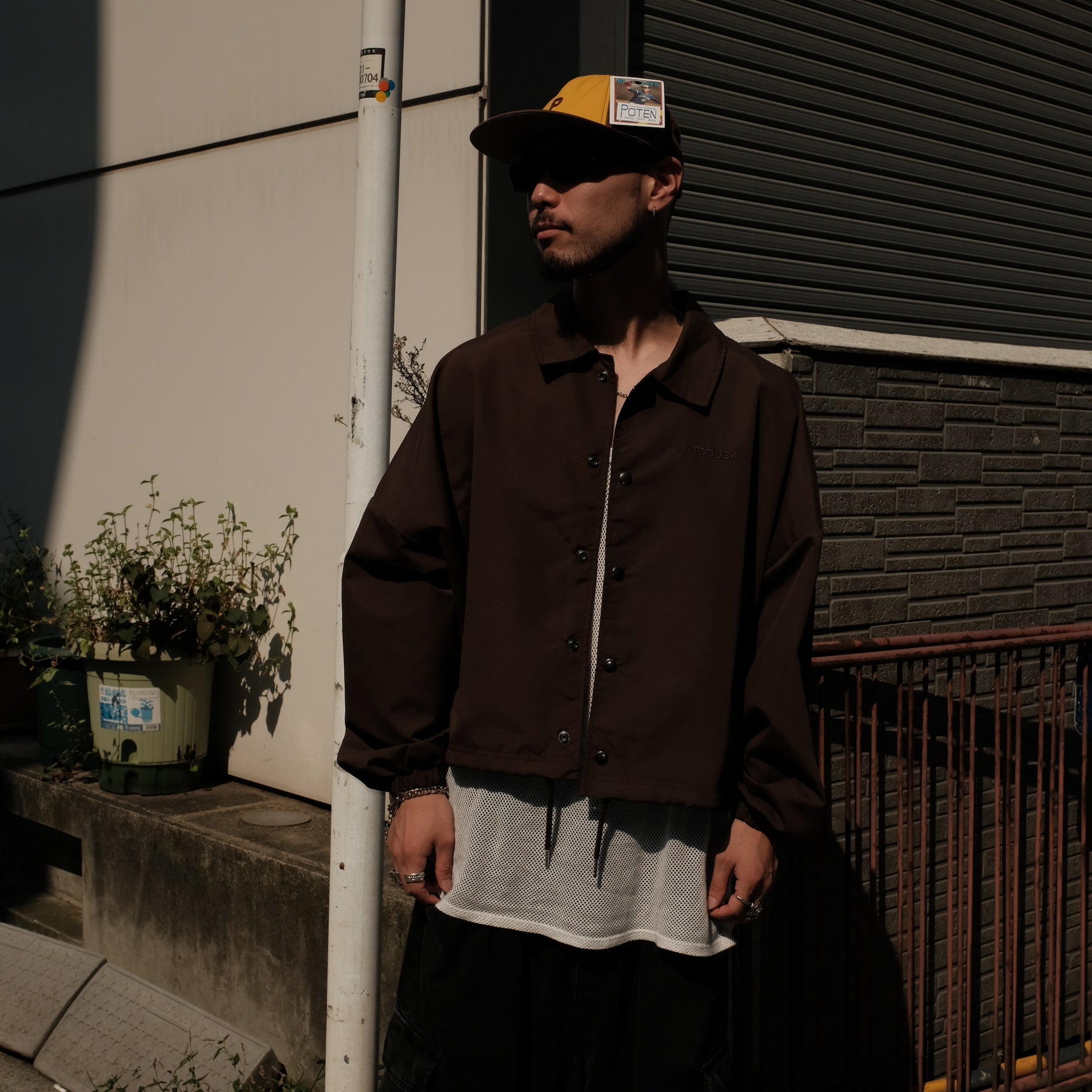 INTODUSK / OVERSIZED COACH BROWN