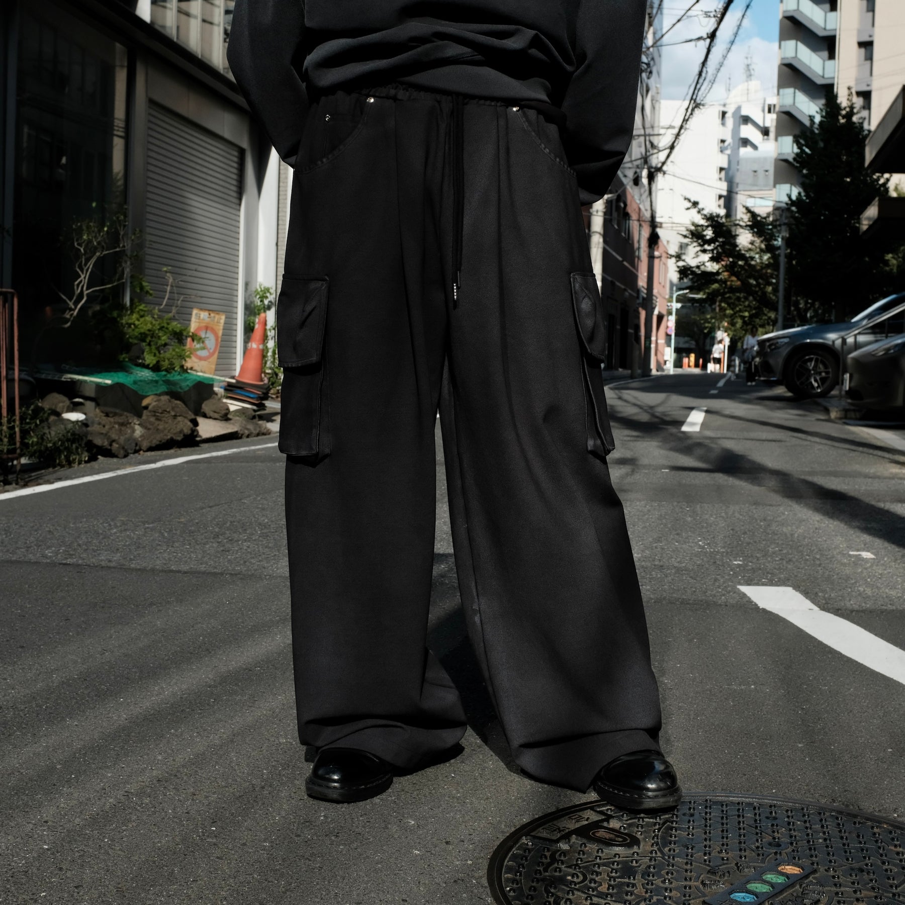 INTODUSK / CARGO KNIT PANTS PITCH BLACK